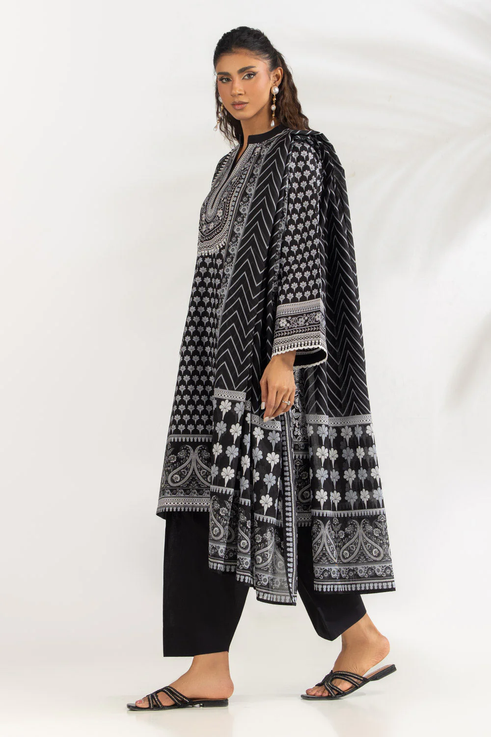 Gul Ahmed Stitched Lawn 3 Piece B#62007 J(33) y36 - Image 3