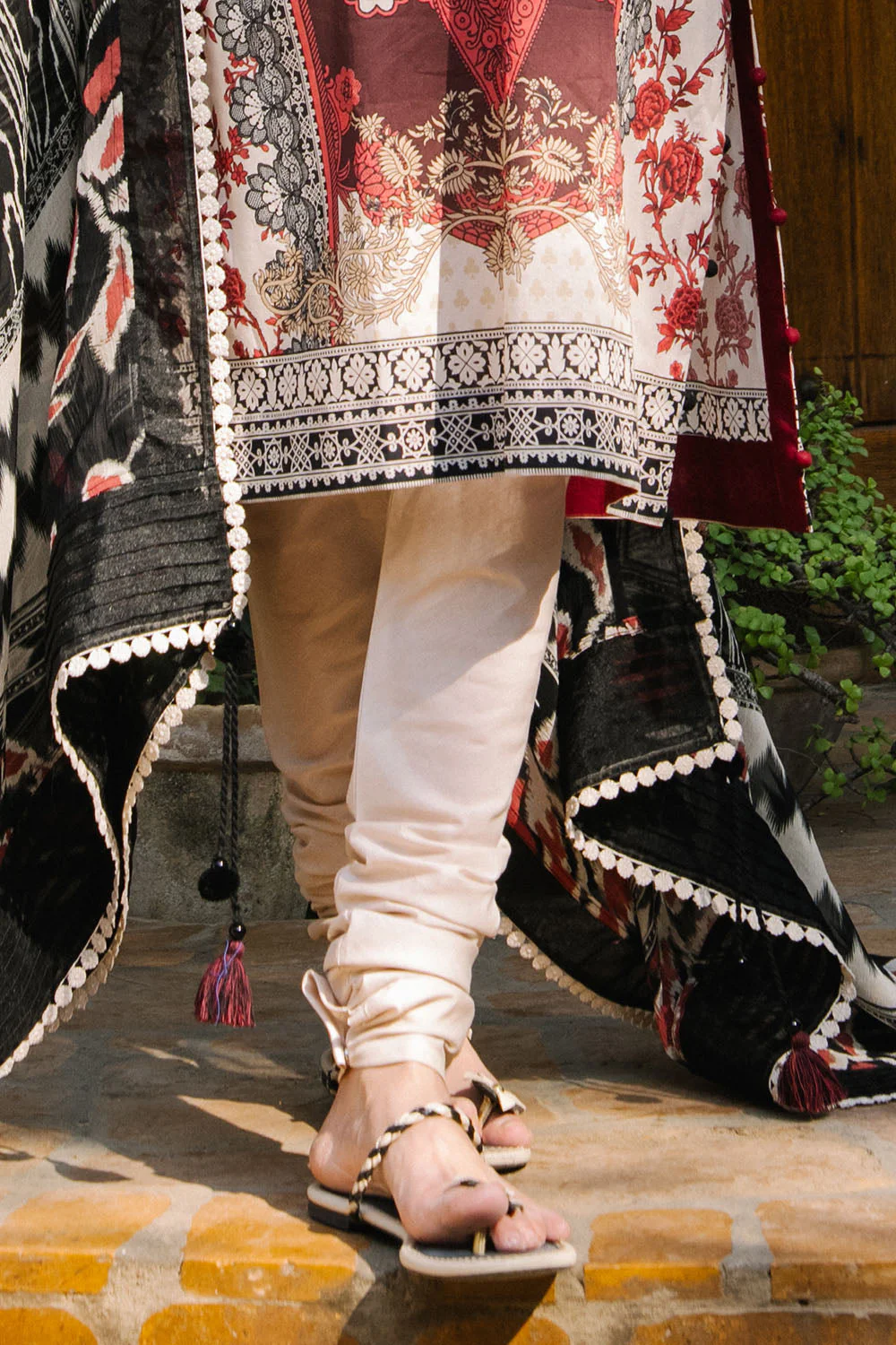 Gul Ahmed Lawn 3 Piece BM-62002 J(27) Y29 - Image 5