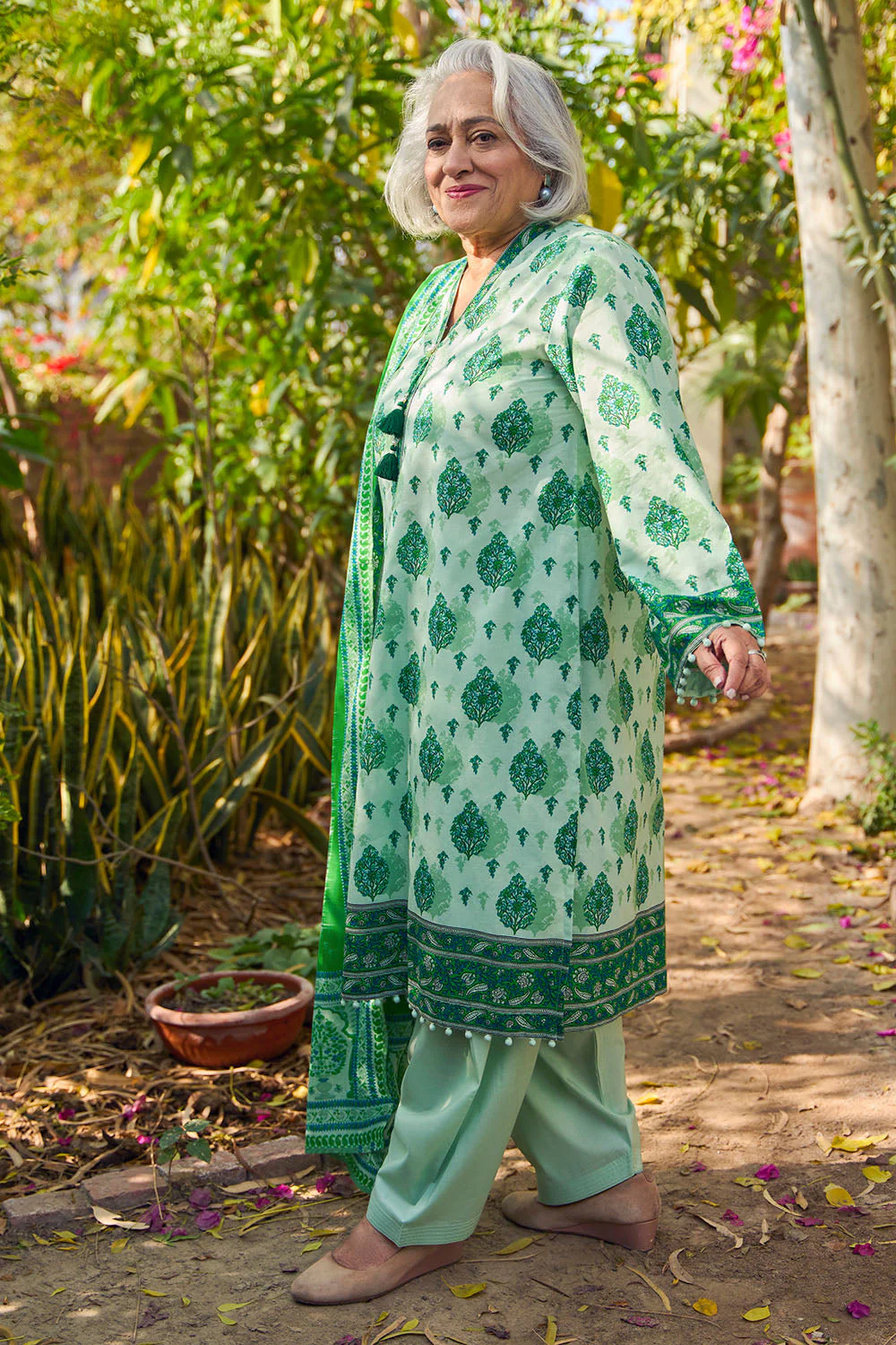 Gul Ahmed Lawn 3 Piece CL-62020 B (Y-32 )J(55) - Image 3