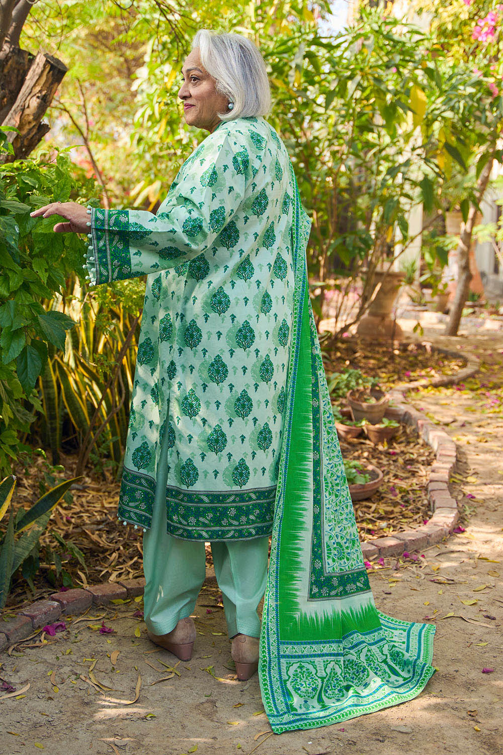 Gul Ahmed Lawn 3 Piece CL-62020 B (Y-32 )J(55) - Image 4