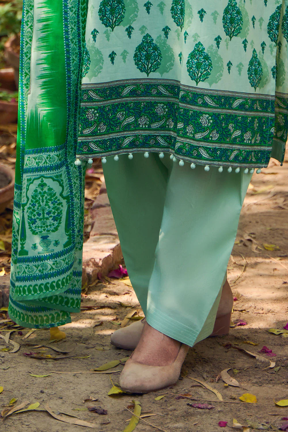 Gul Ahmed Lawn 3 Piece CL-62020 B (Y-32 )J(55) - Image 5
