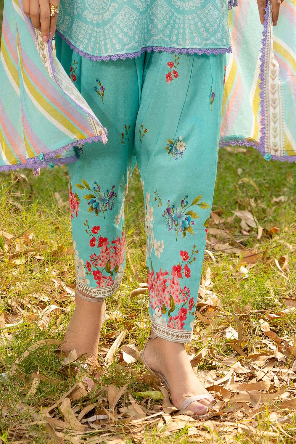 Gul Ahmed Lawn 3 Piece CL-62045 J(15) y-26 - Image 4