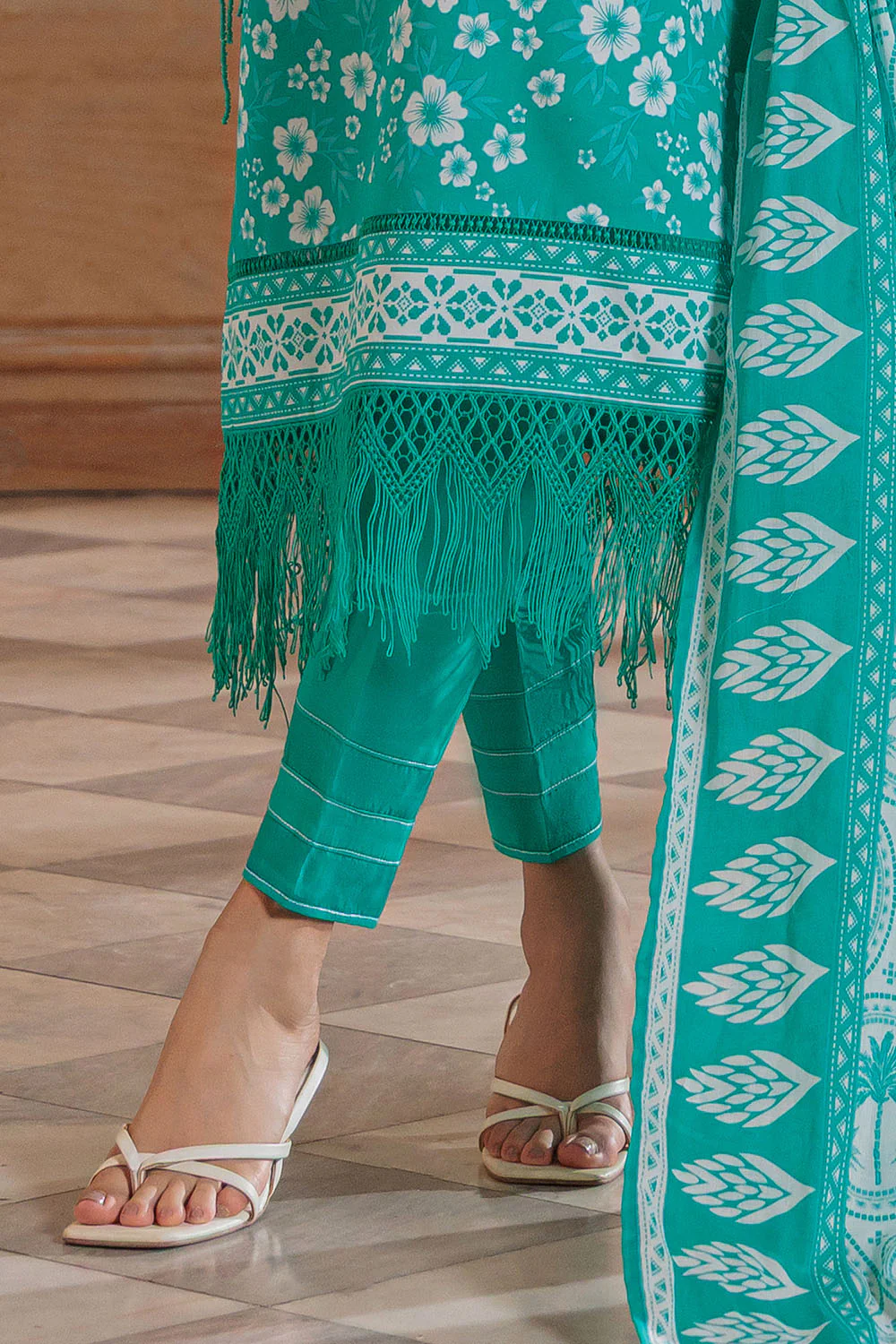 Gul Ahmed Lawn 3 Piece CL-62245 J(28) Y20 - Image 5