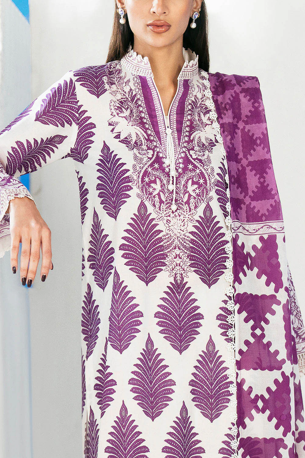Gul Ahmed Lawn 3 Piece CL-62269 J(16) Y19 - Image 2