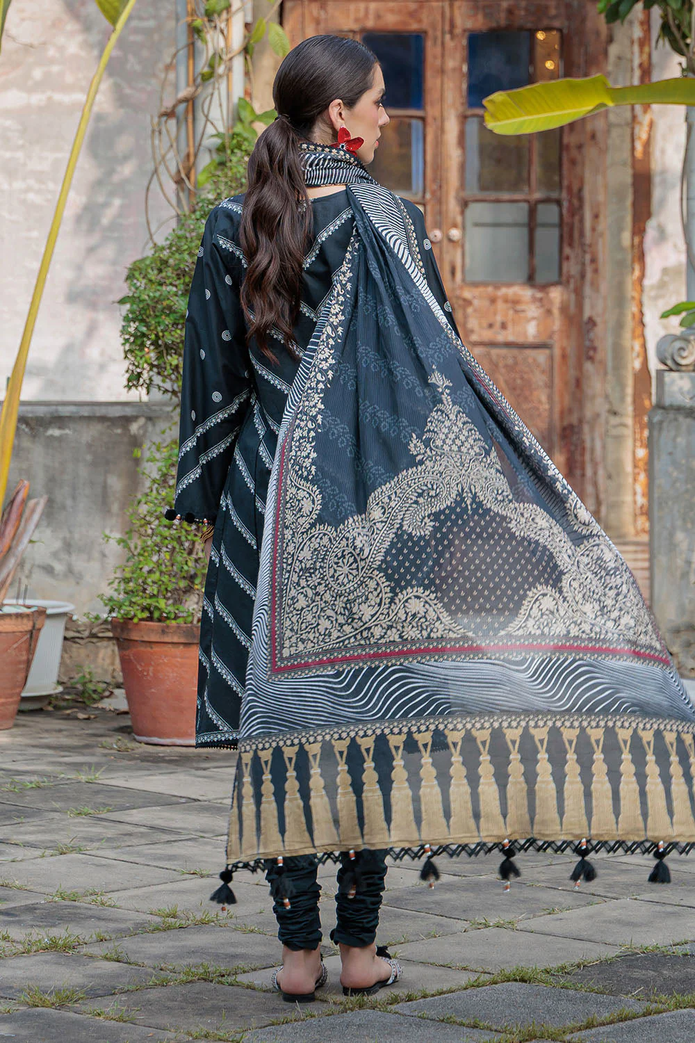 Gul Ahmed Lawn 3 Piece DN-52027 (Y-28) J(82) - Image 4
