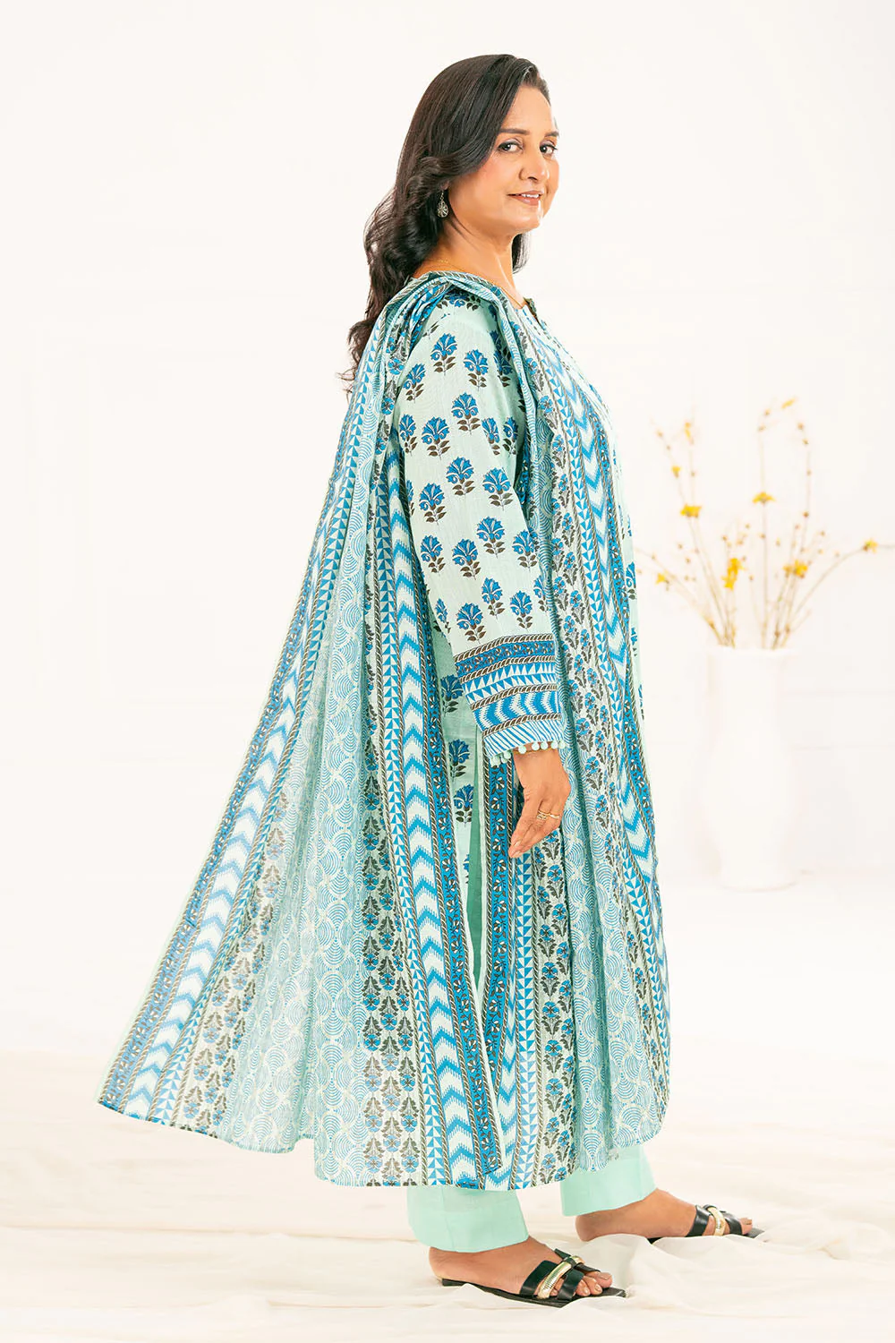 Gul Ahmed Unstitched Khaddar 3 Piece K#52114 - Image 3