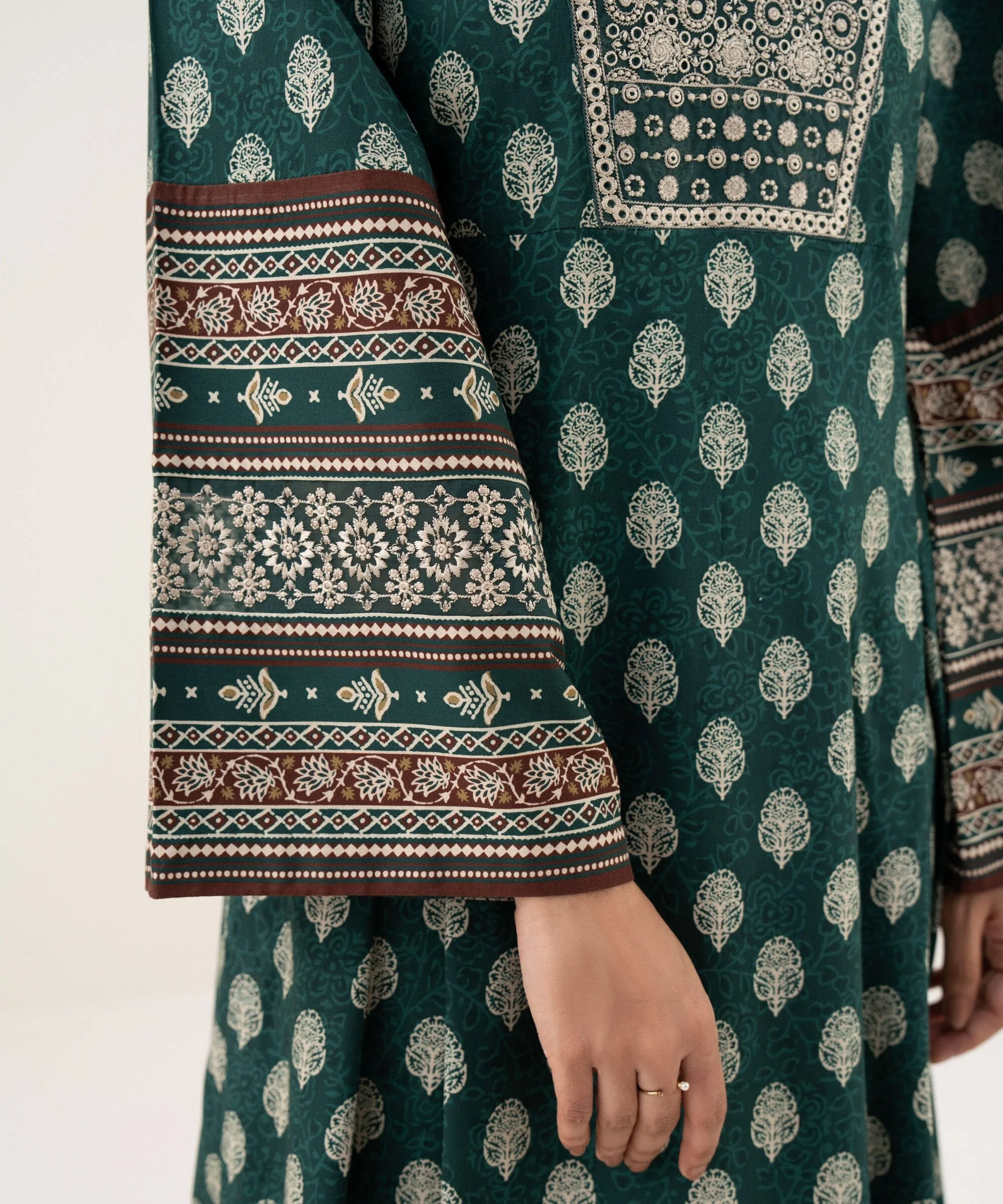 Sapphire Stitched 3 Piece Arabic Lawn 3PEDYS26V065 J(4) Y-173 183 - Image 5