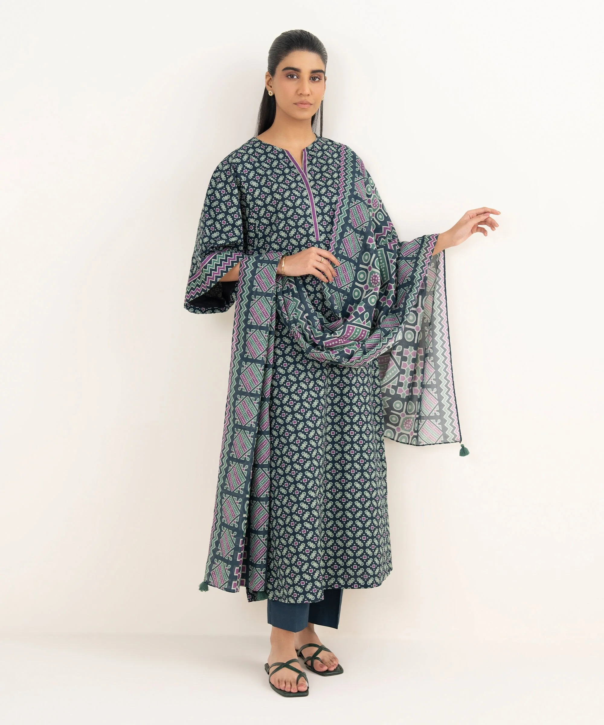 Sapphire Stitched 3 Piece Lawn 3PDDS26V0102 J(2) Y(176)