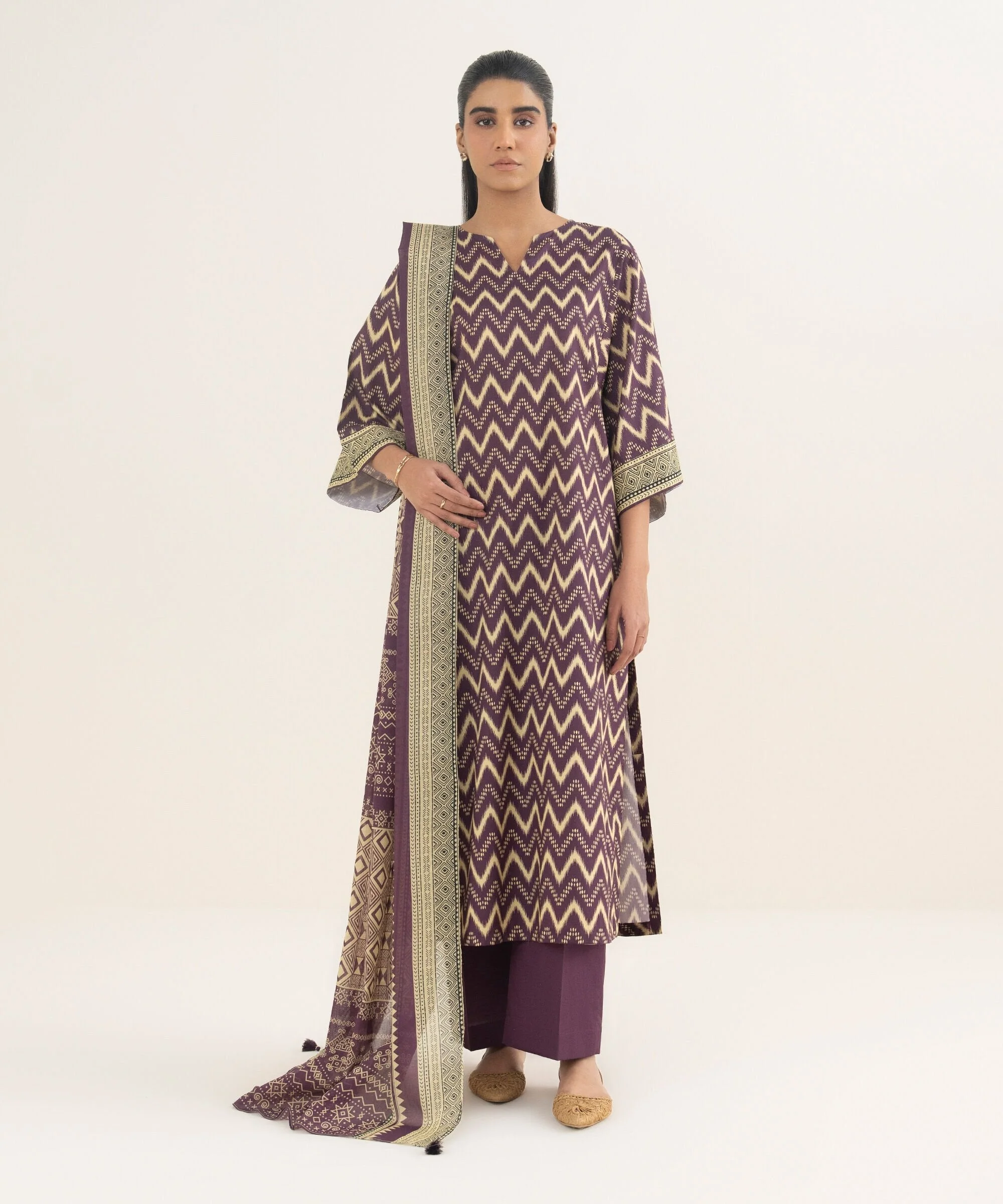 Sapphire Stitched 3 Piece Lawn 3PDDS26V0104 (Y-184) J(17) - Image 2