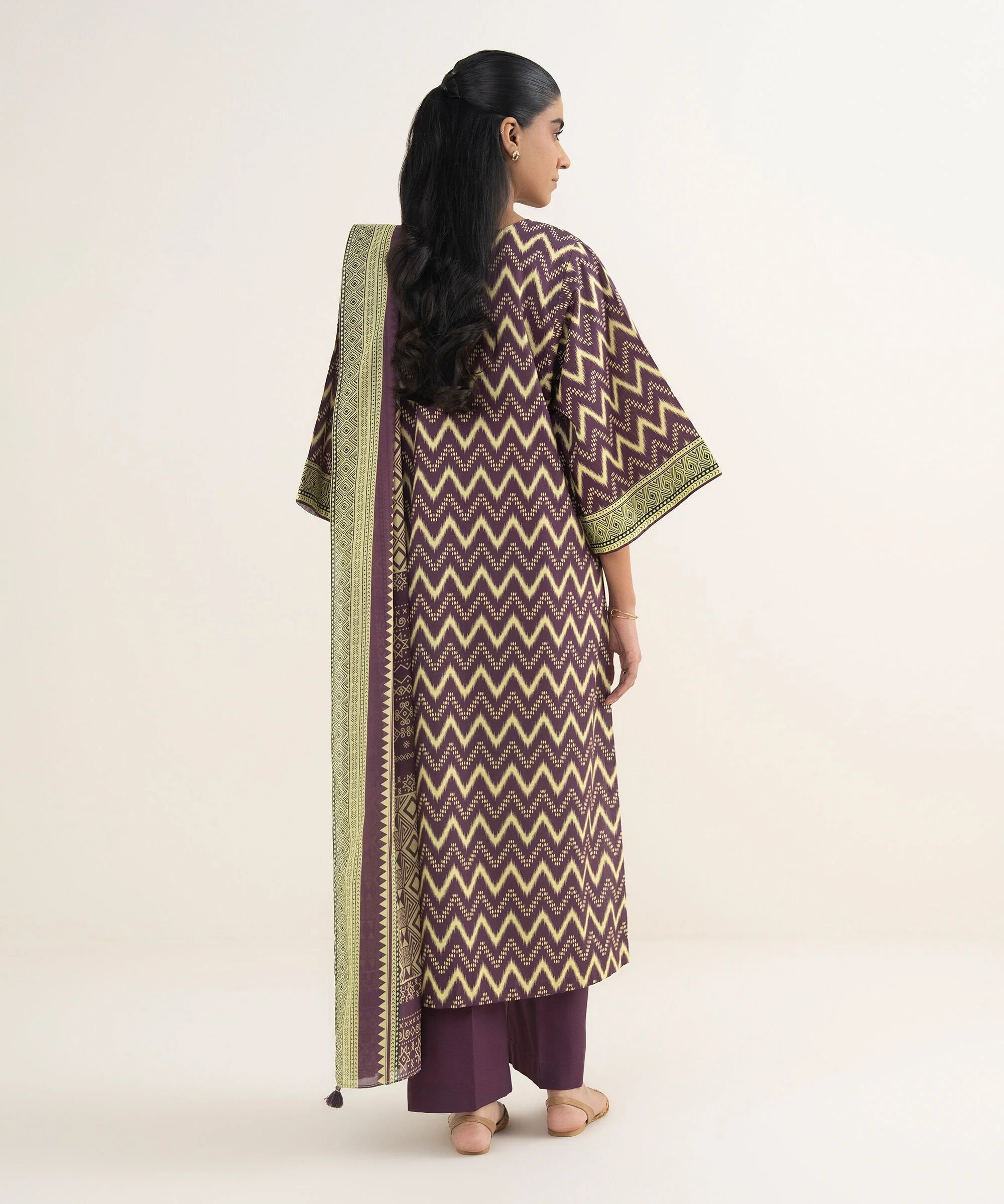 Sapphire Stitched 3 Piece Lawn 3PDDS26V0104 (Y-184) J(17) - Image 4