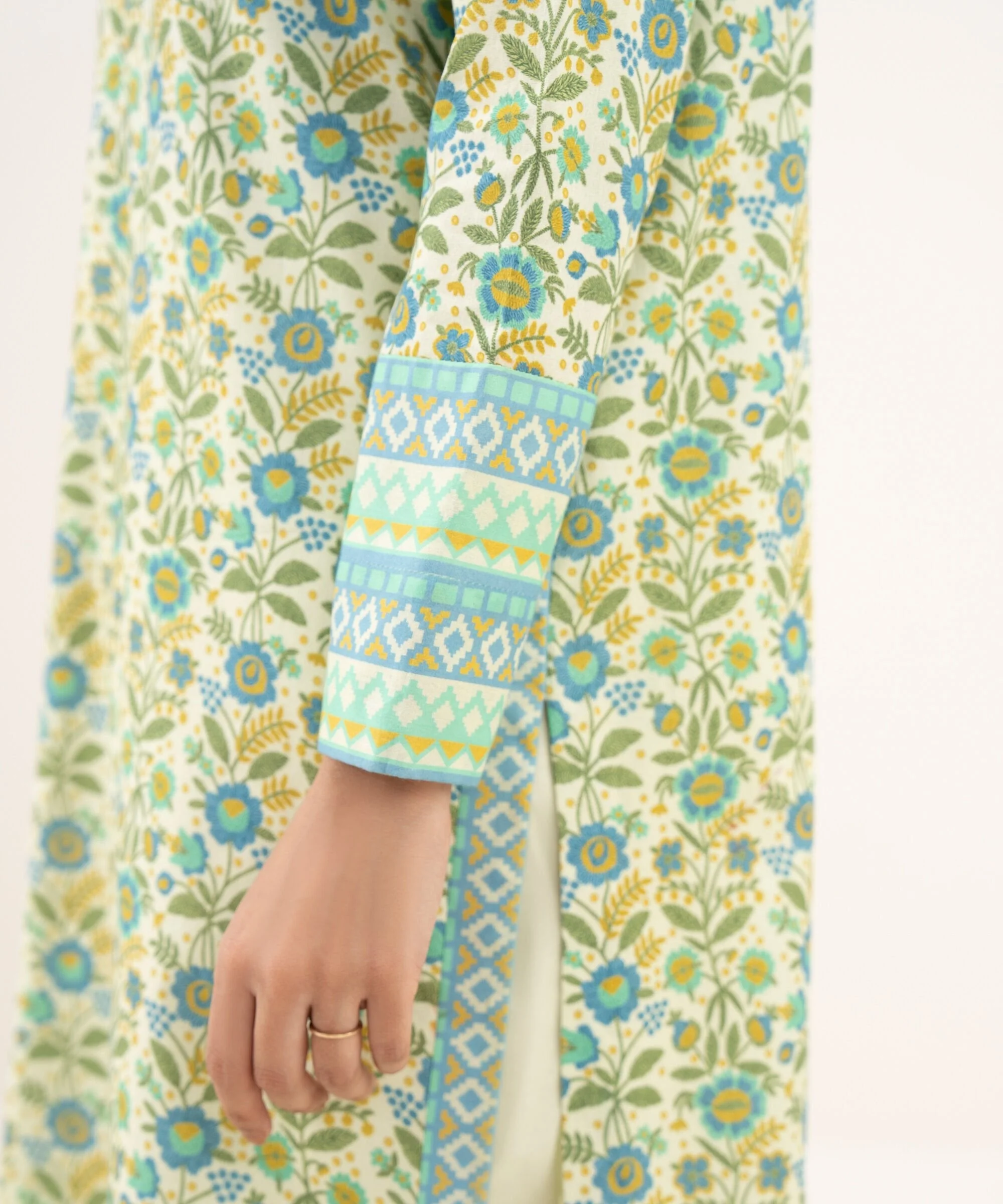 Sapphire Stitched 3 Piece Lawn 3PDDS26V0111 (Y-88) J(5) - Image 5