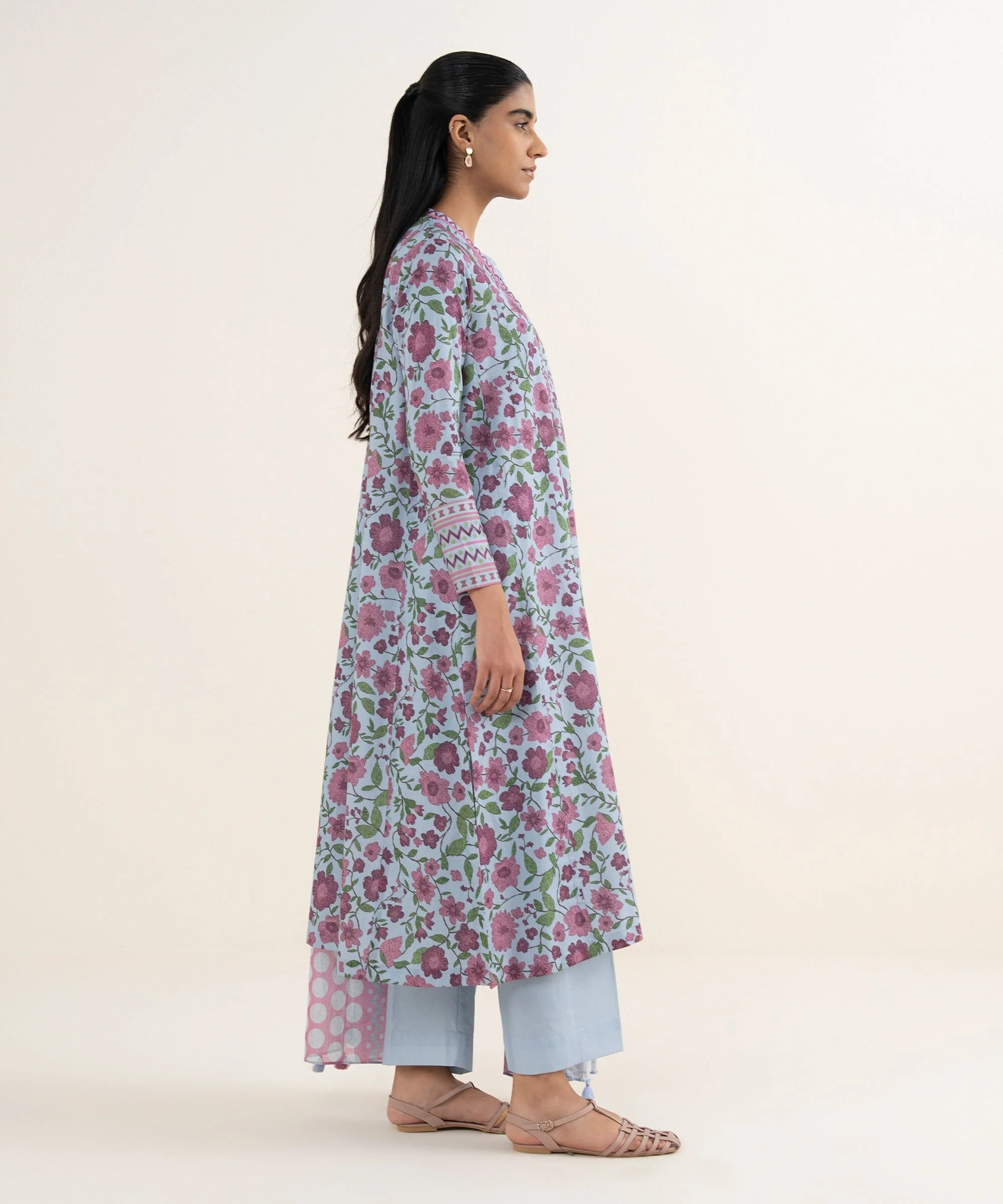 Sapphire Stitched 3 Piece Lawn 3PDDS26V0112 (Y-181 185) J(26) - Image 3