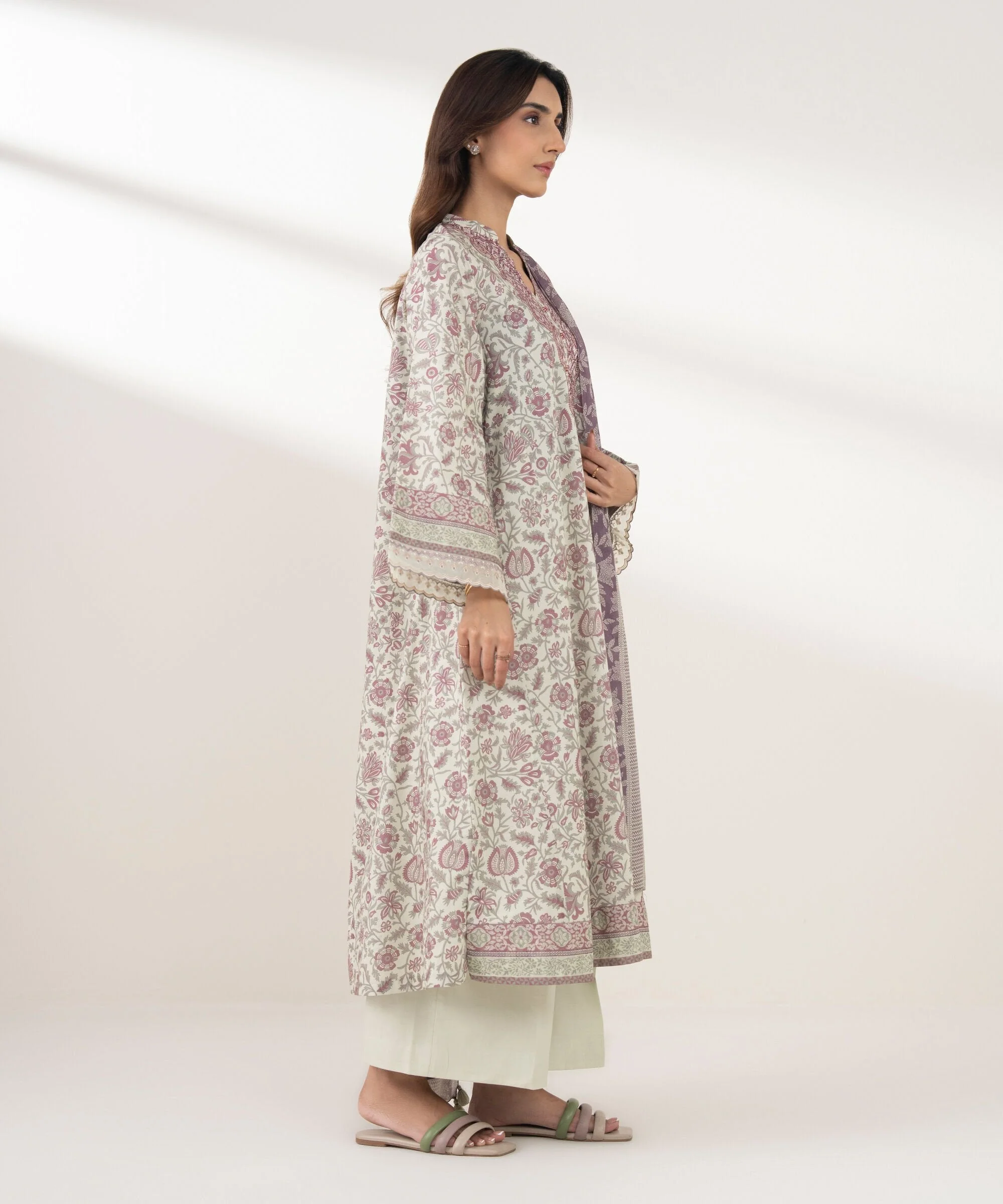 Sapphire Stitched 3 Piece Lawn PEDYS26V052B J(50) Y-174 177) - Image 3