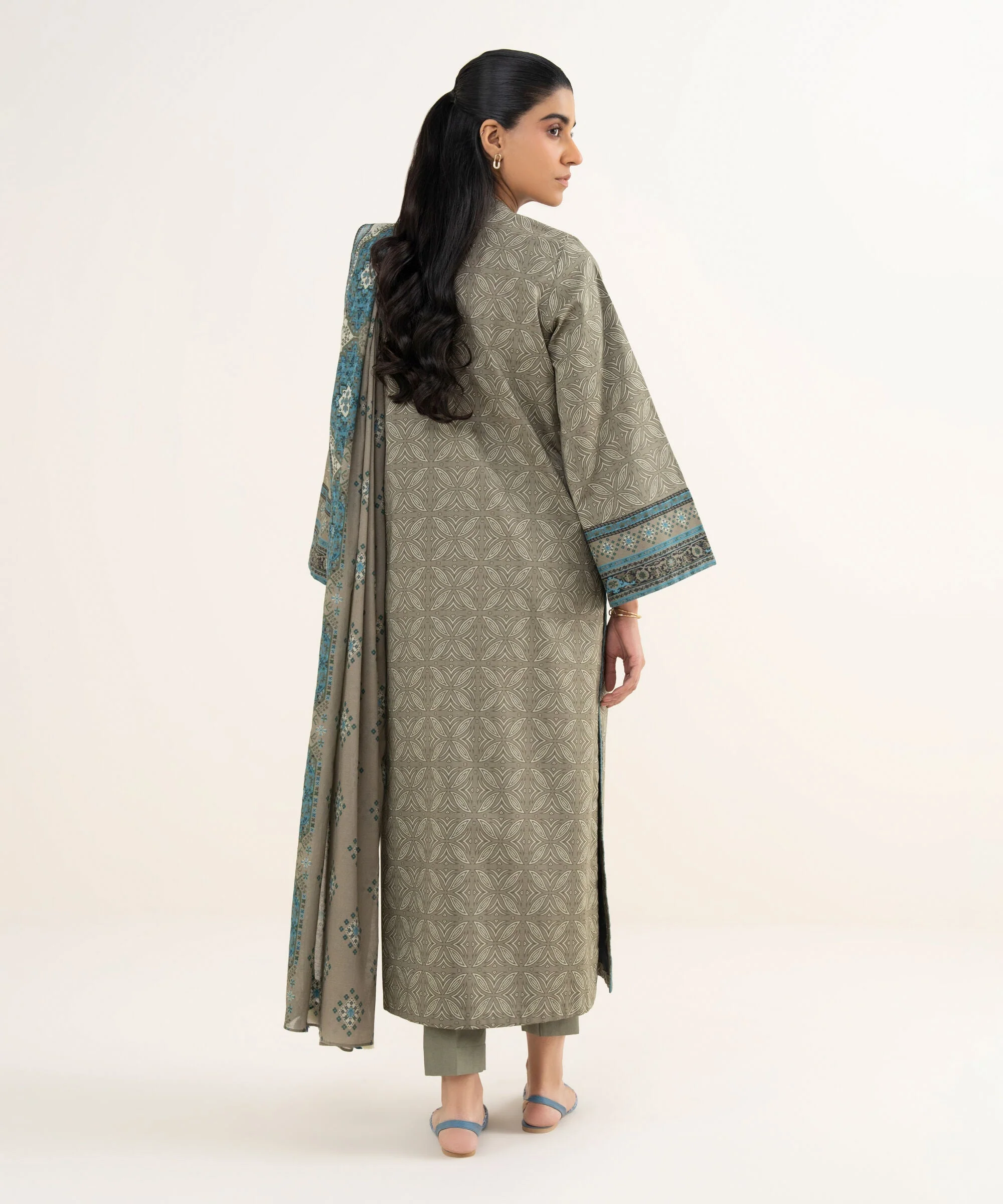 Sapphire Stitched 3 Piece Lawn PEDYS26V075B (Y-185 177) J(7) - Image 4
