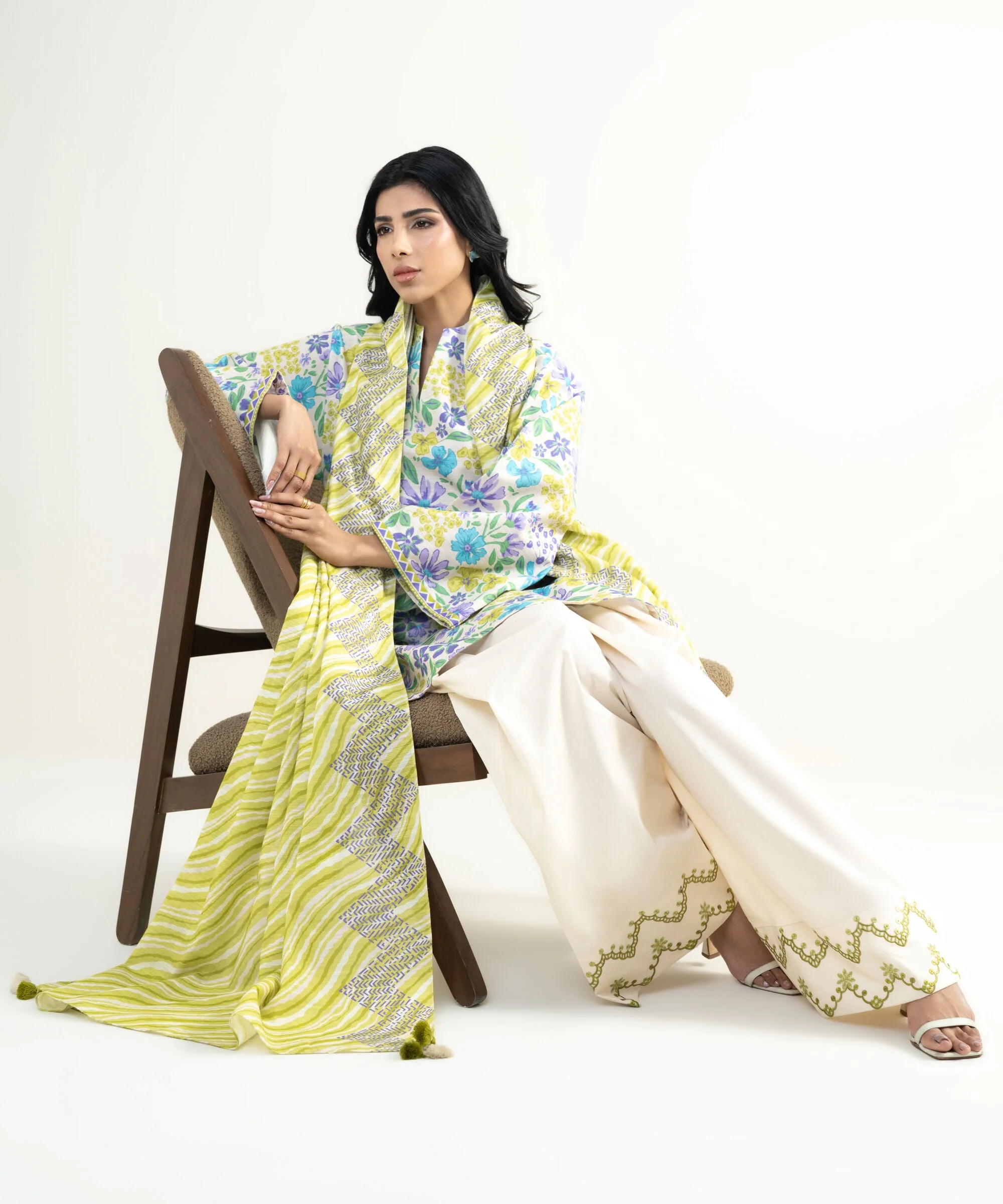 Sapphire Stitched Lawn 3 Piece U3P-DD25V9-15 J(95) Y154