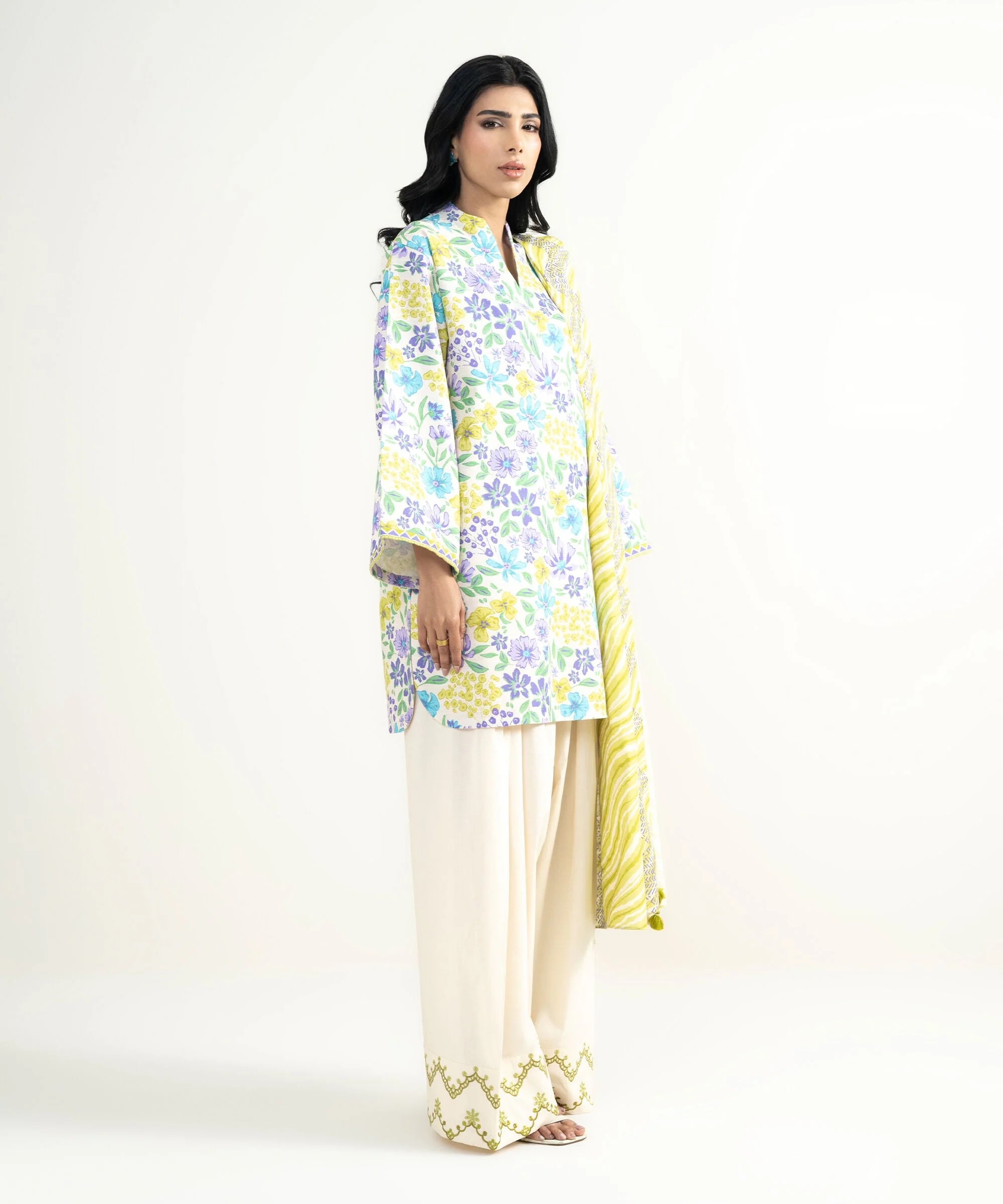 Sapphire Stitched Lawn 3 Piece U3P-DD25V9-15 J(95) Y154 - Image 3