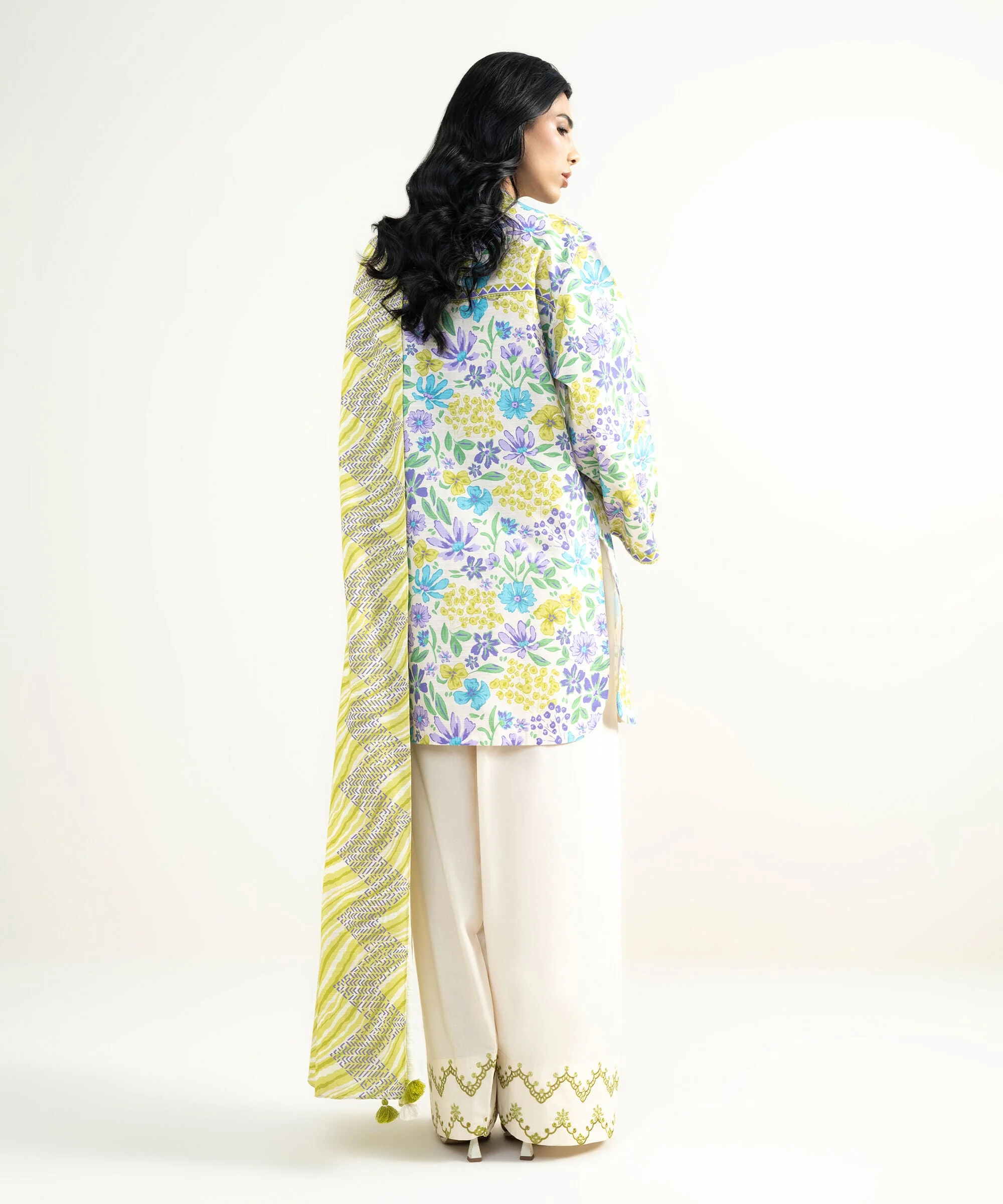 Sapphire Stitched Lawn 3 Piece U3P-DD25V9-15 J(95) Y154 - Image 4