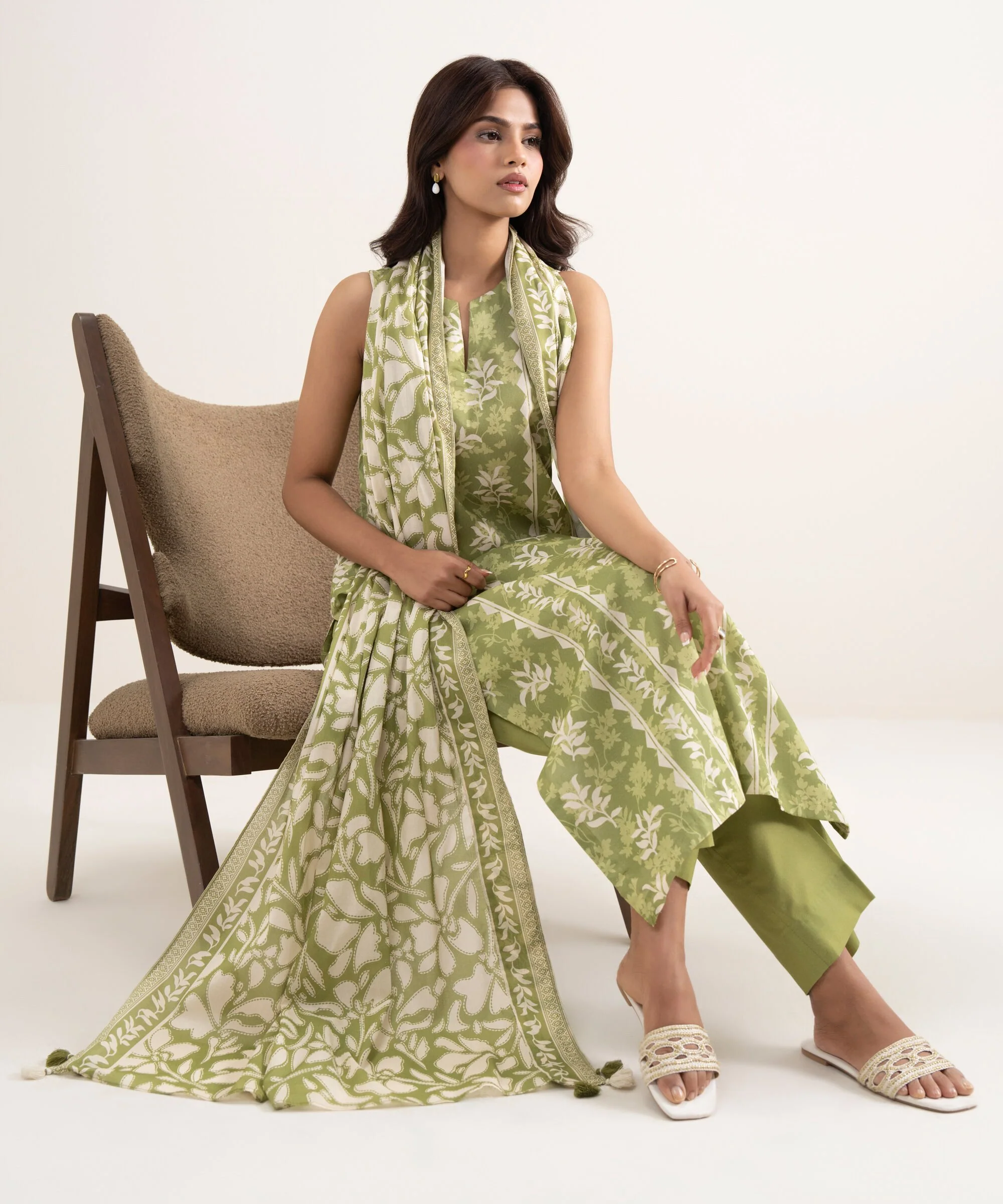 Sapphire Stitched Lawn 3 Piece U3P-DDS26V2-19 J(91) Y(188)