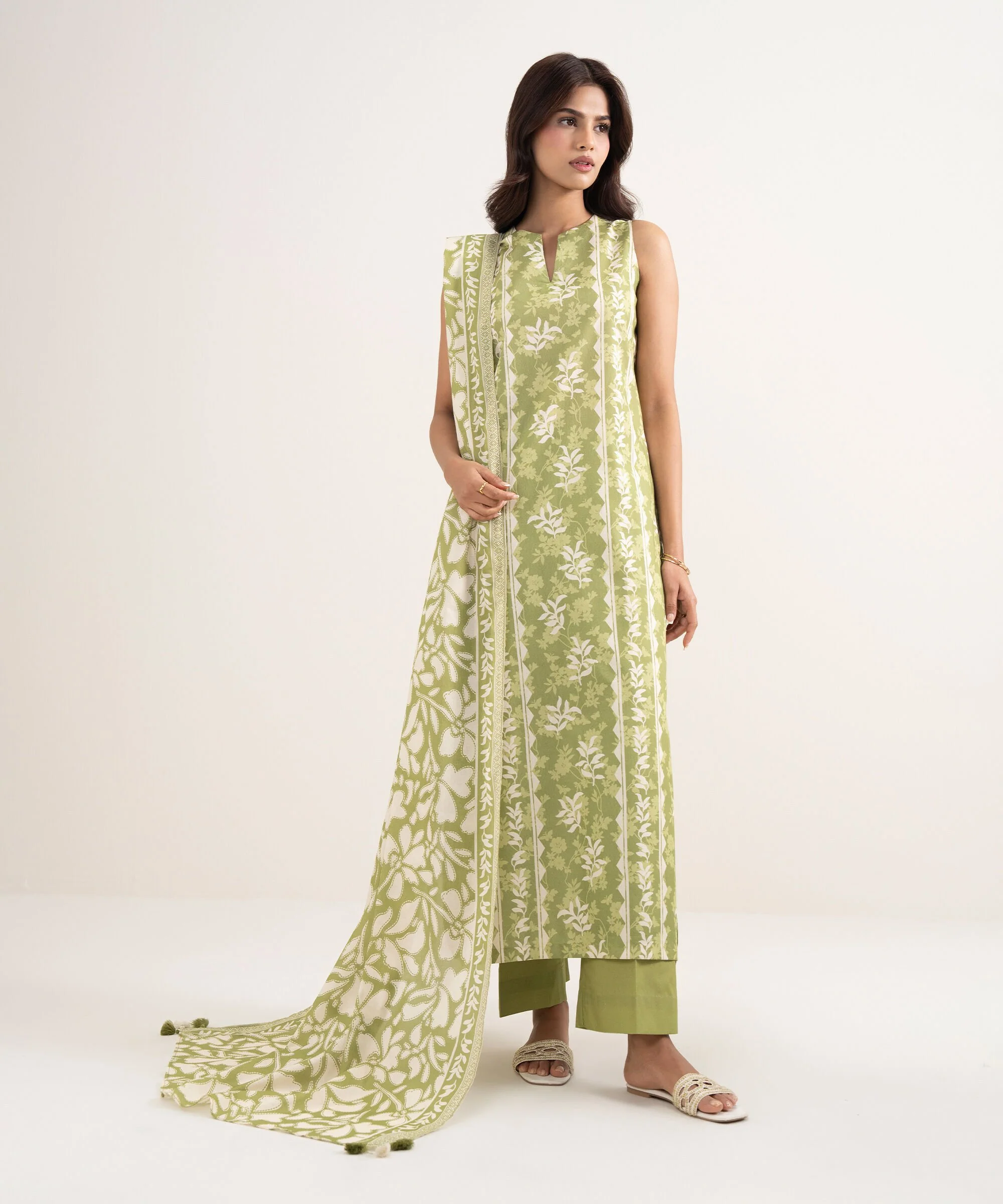 Sapphire Stitched Lawn 3 Piece U3P-DDS26V2-19 J(91) Y(188) - Image 2