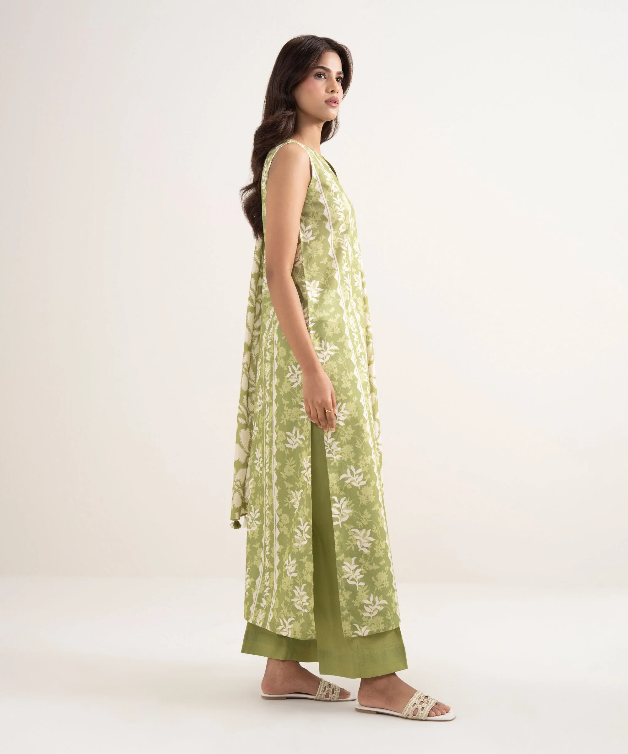 Sapphire Stitched Lawn 3 Piece U3P-DDS26V2-19 J(91) Y(188) - Image 3
