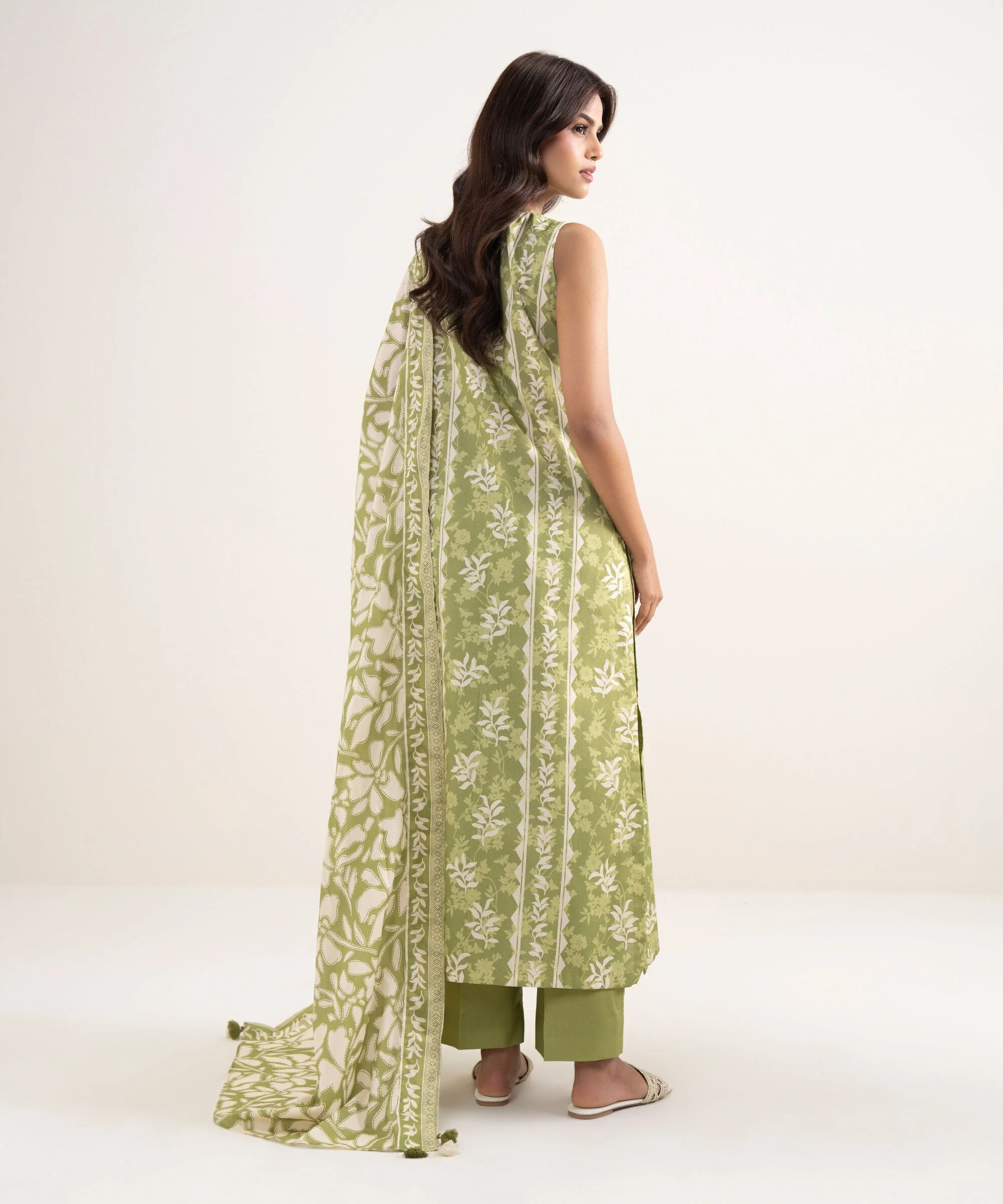 Sapphire Stitched Lawn 3 Piece U3P-DDS26V2-19 J(91) Y(188) - Image 4