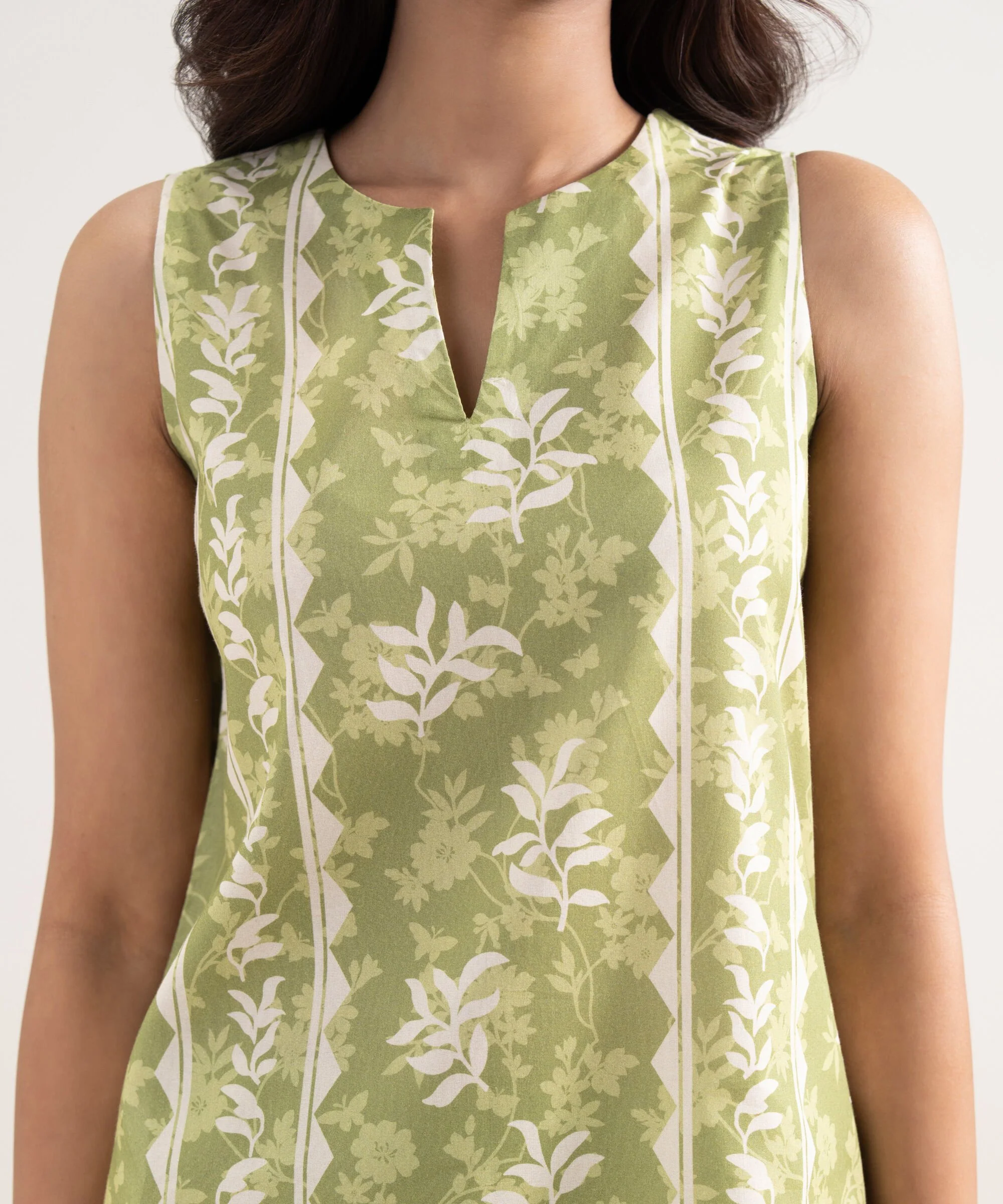 Sapphire Stitched Lawn 3 Piece U3P-DDS26V2-19 J(91) Y(188) - Image 5