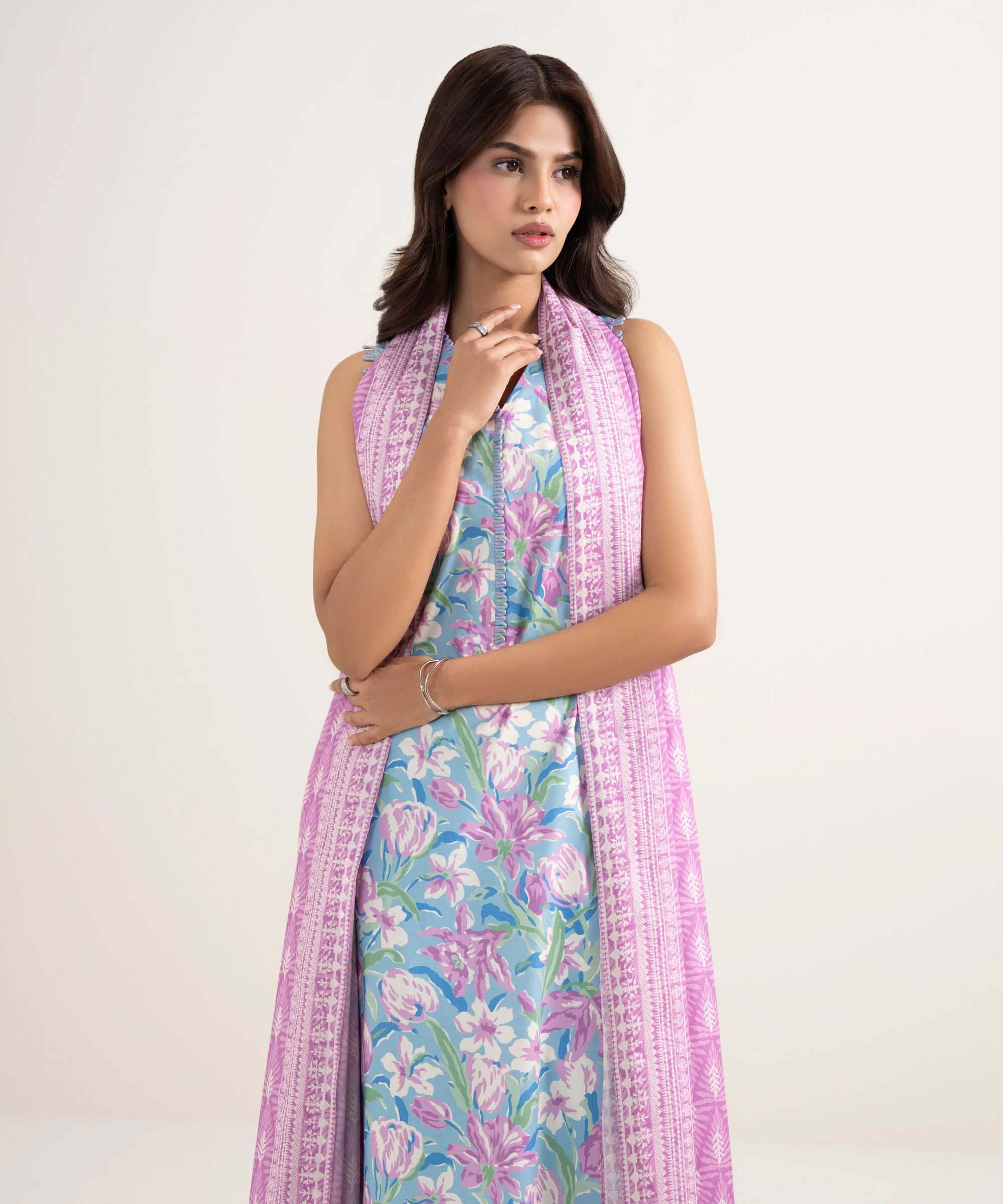 Sapphire Stitched Lawn 3 Piece U3P-DDS26V2-22 J(126) Y (195)