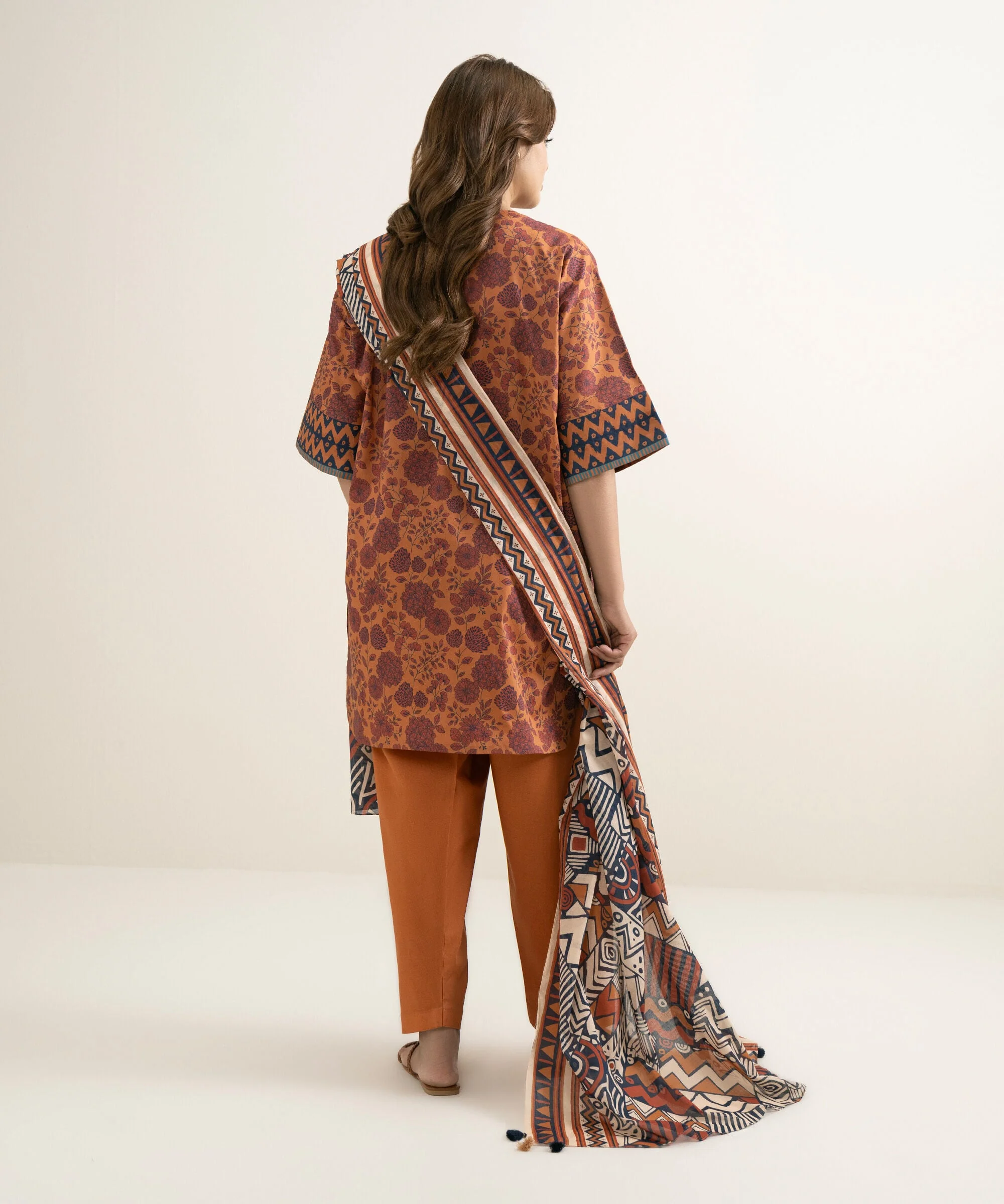 Sapphire Stitched Lawn 3 Piece U3P-DYS26V1-154 JM(60 &59) Y158 - Image 4