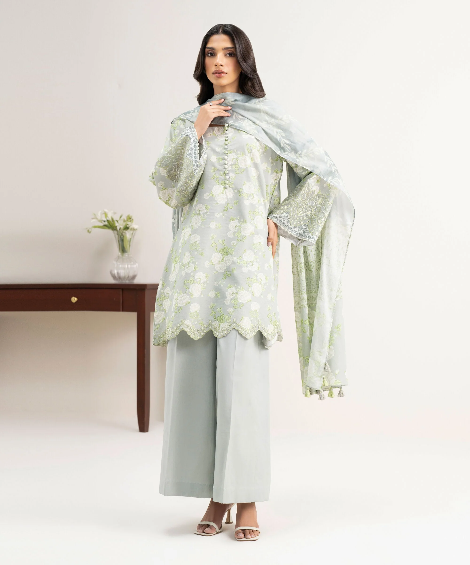 Sapphire Stitched Zari Lawn 3 Piece U3PE-DYS26V3-111 J(96&97) Y(178)152