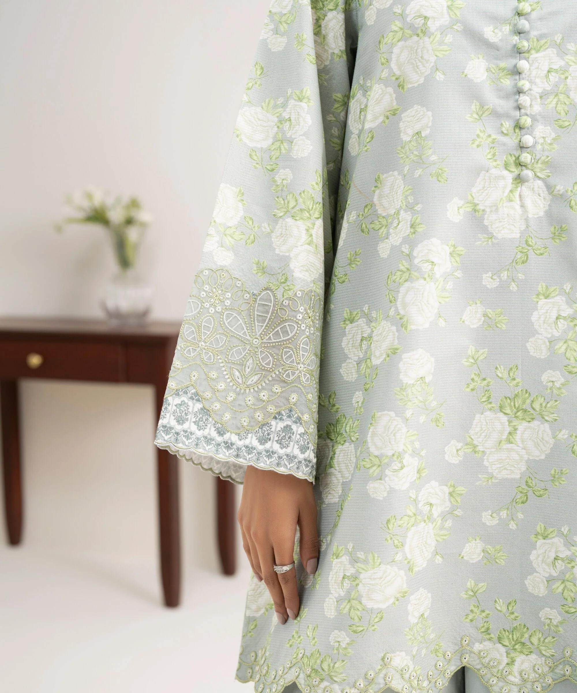 Sapphire Stitched Zari Lawn 3 Piece U3PE-DYS26V3-111 J(96&97) Y(178)152 - Image 5