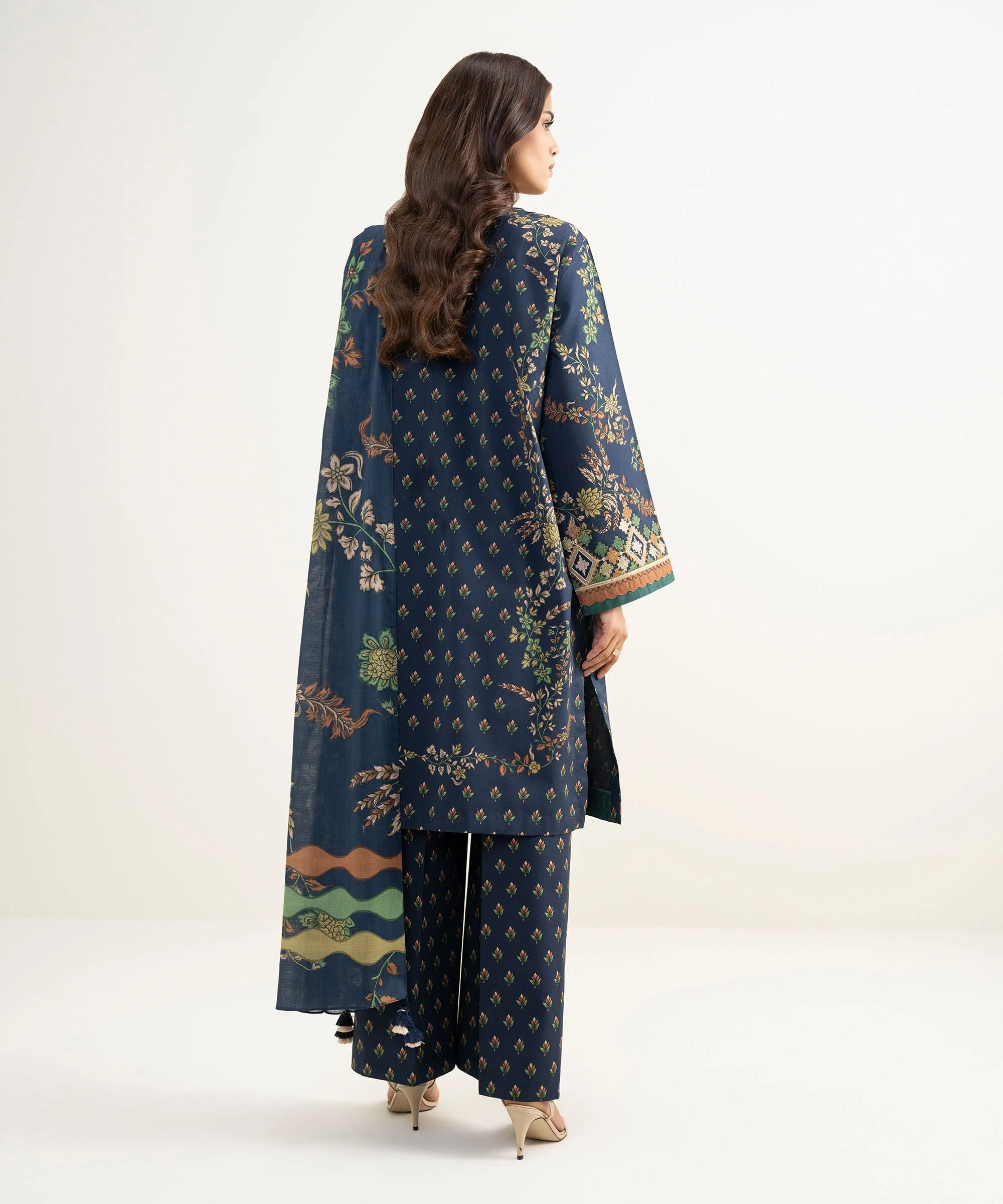 Sapphire Stitched Lawn 3 Piece U3PE-DYS26V3-124 JM(55) NY(194) - Image 4