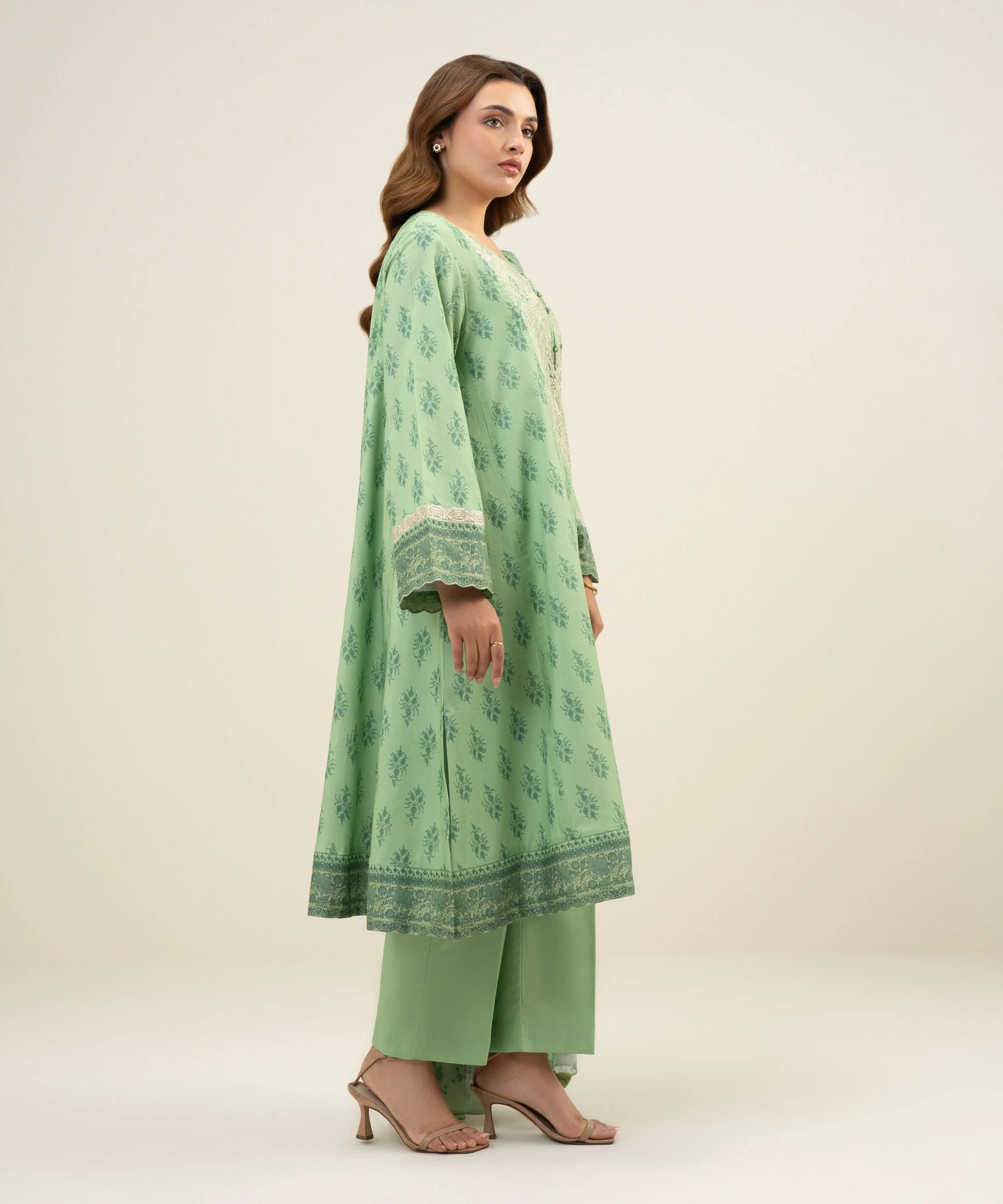 Sapphire Stitched Lawn 3 Piece U3PE-DYS26V3-14 J(20)Y-196 - Image 3