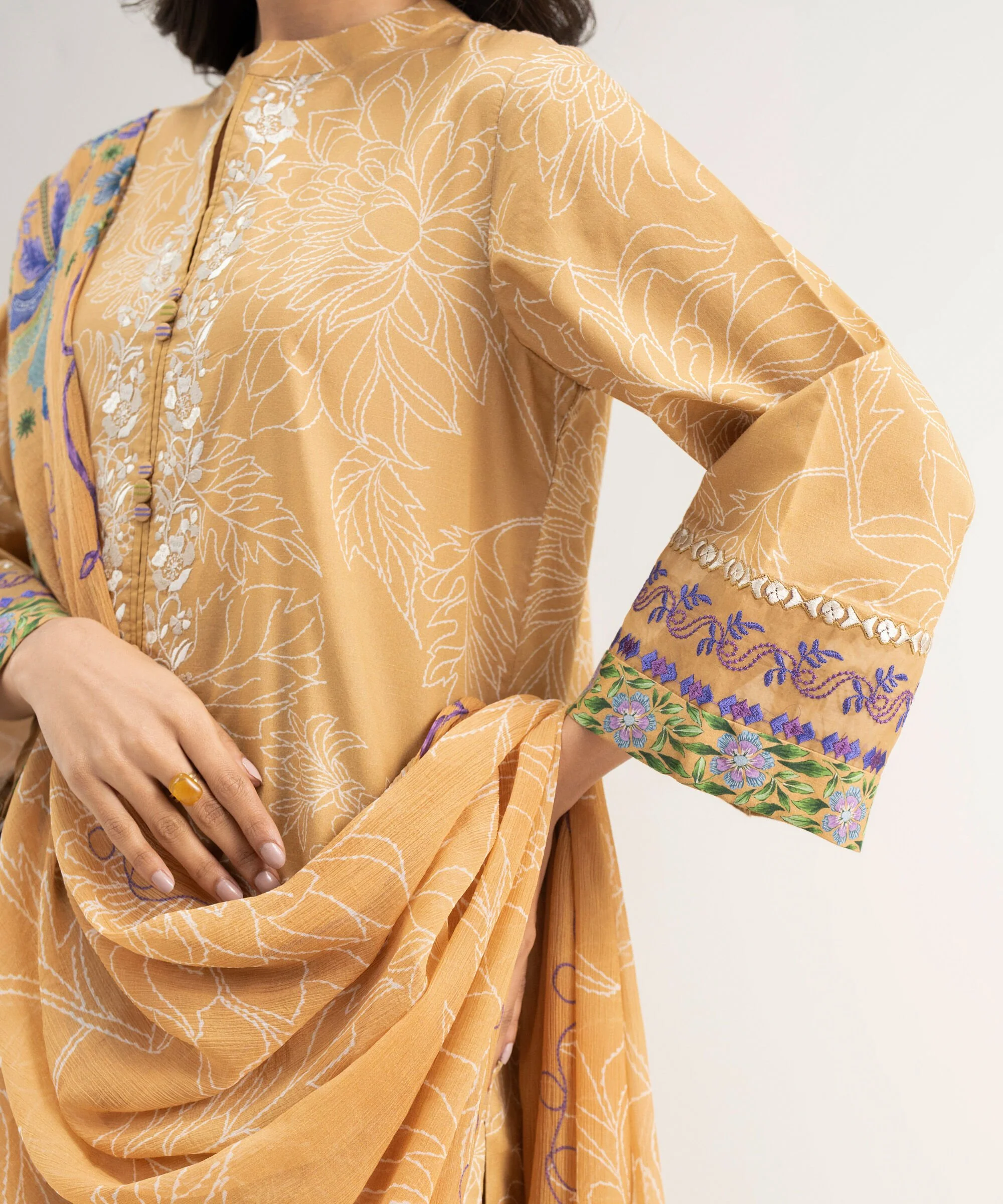 Sapphire Stitched Lawn 3 Piece U3PE-DYS26V3-25 J(51) - Image 4