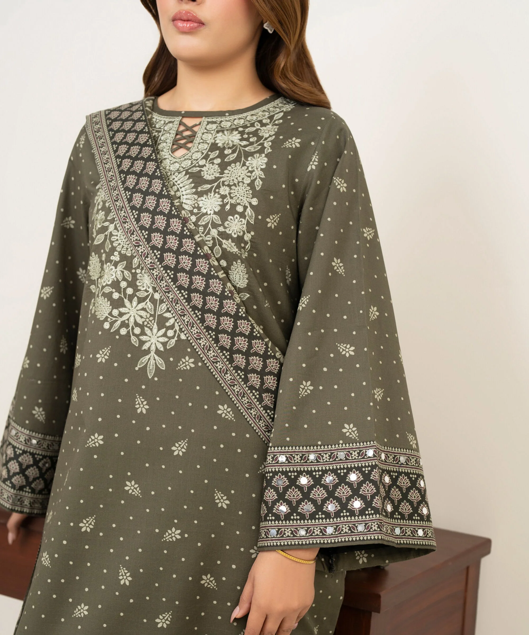 Sapphire Stitched Lawn 3 Piece U3PE-DYS26V3-88 JM(53) Y154 - Image 5