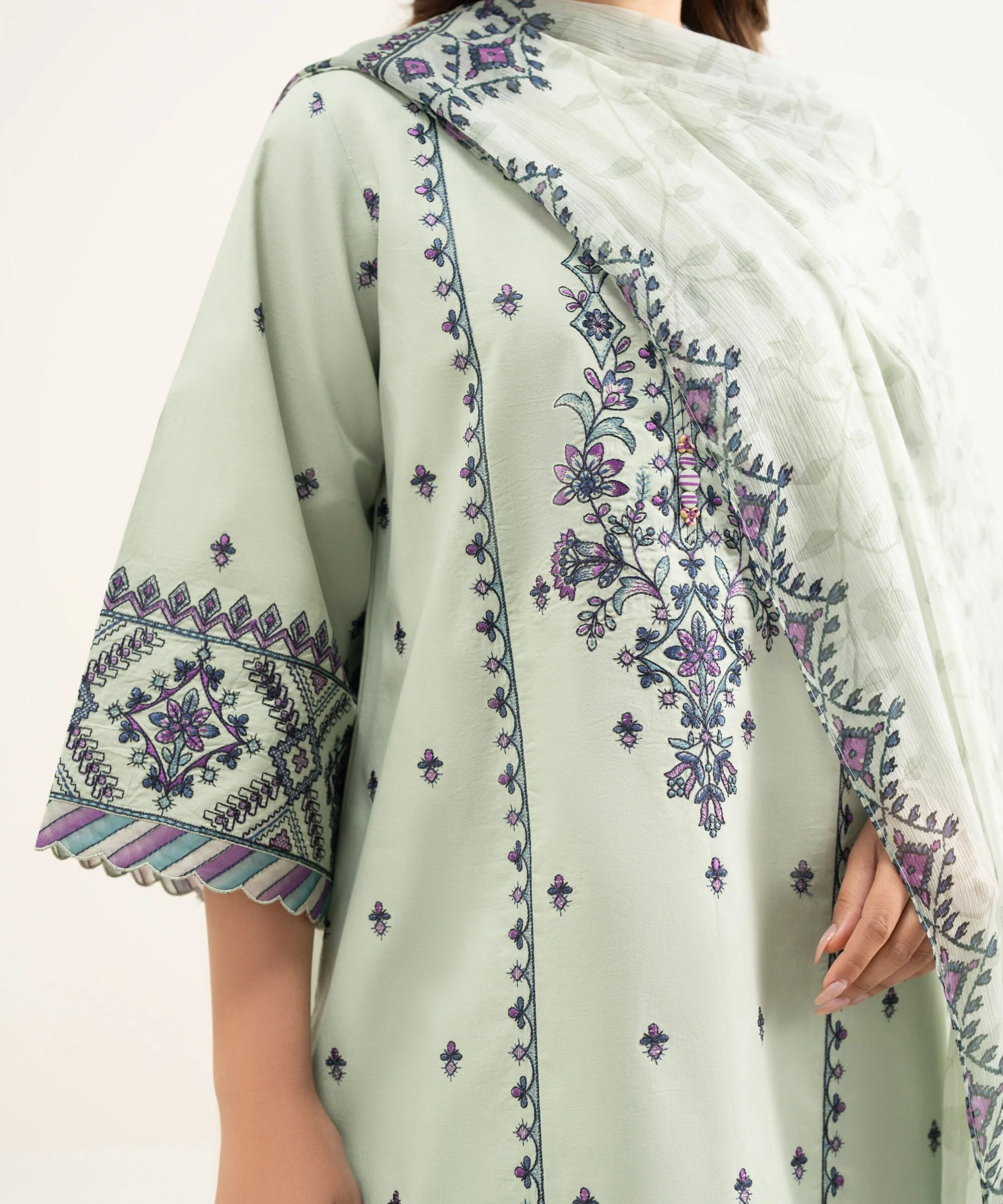 Sapphire Stitched Lawn 3 Piece U3PE-SGS26V1-84 Y192 J(127) - Image 4