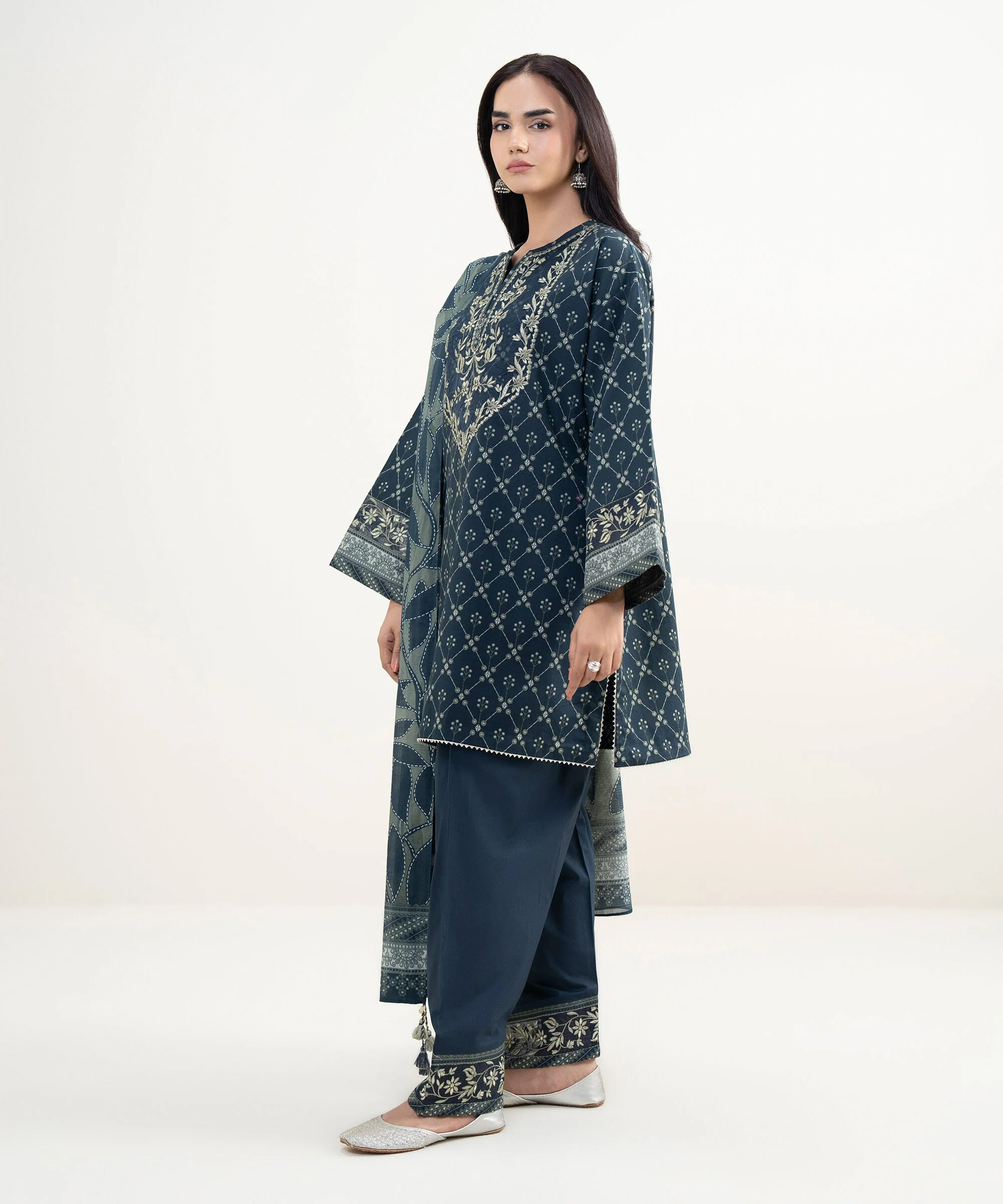 Sapphire Stitched Lawn 3 Piece U3PE-SGS26V3-17 J(125) Y (198) - Image 3