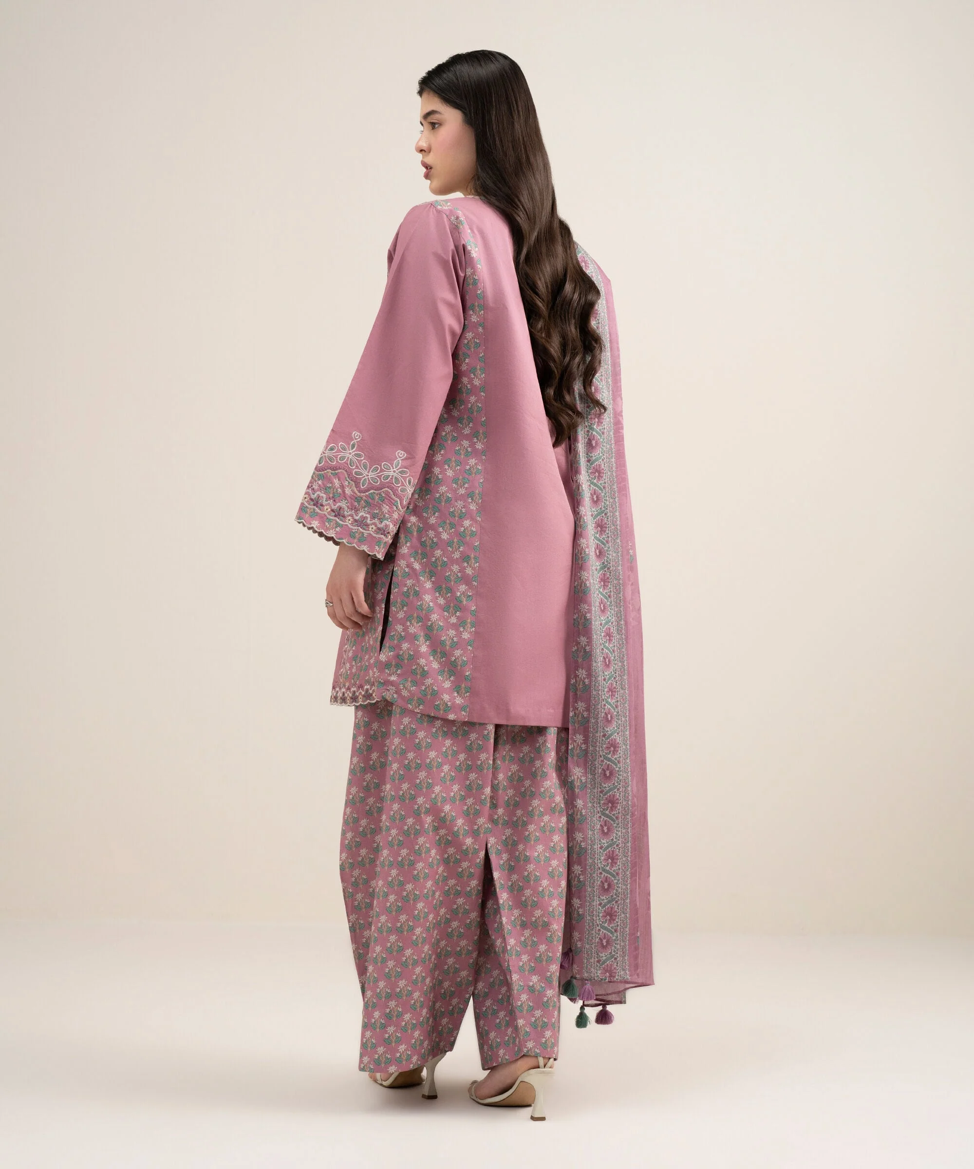 Sapphire Stitched Textured Lawn 3 Piece U3PE-SGS26V3-28 JM(57) Y(194) - Image 3