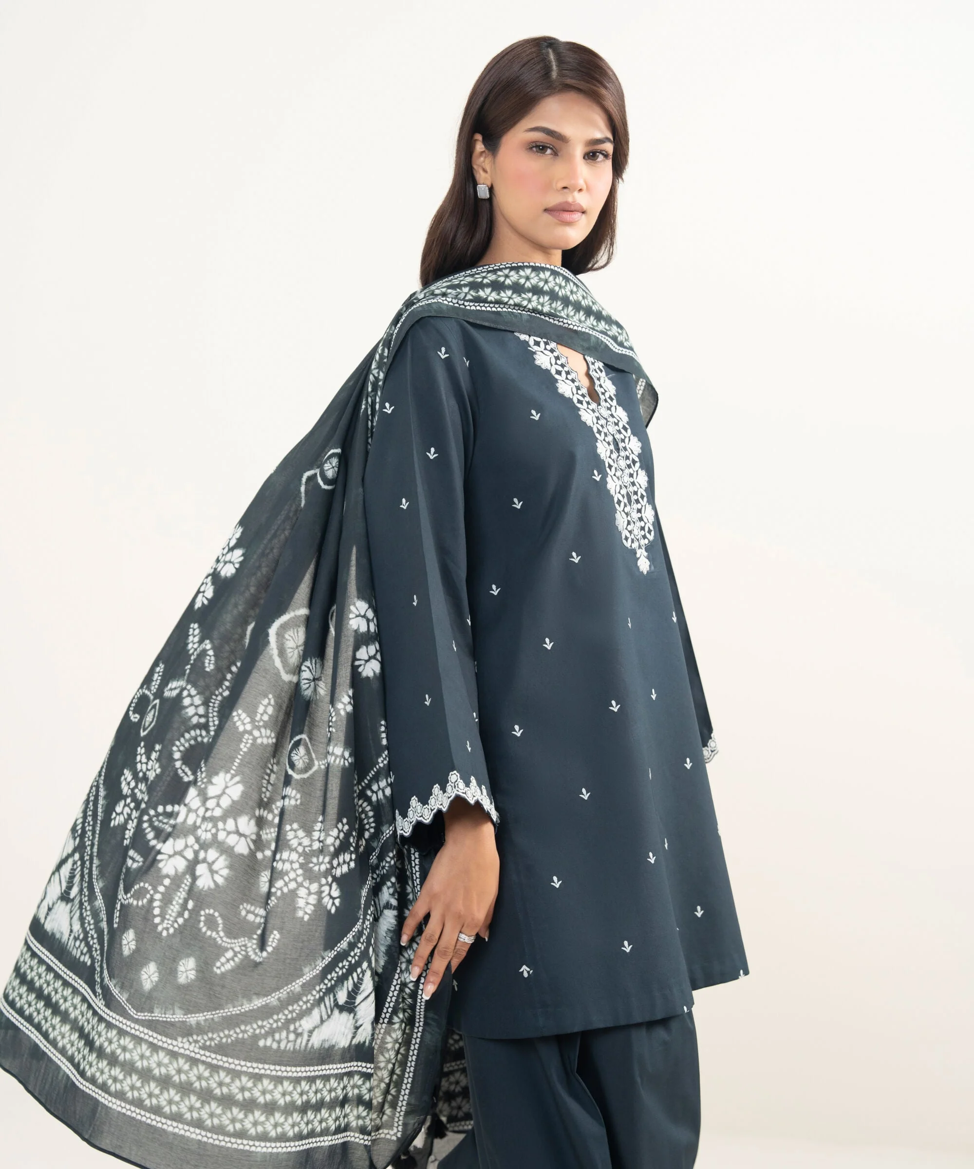Sapphire Stitched Lawn 3 Piece U3PE-SGS26V3-33 J(80&81) Y(189)
