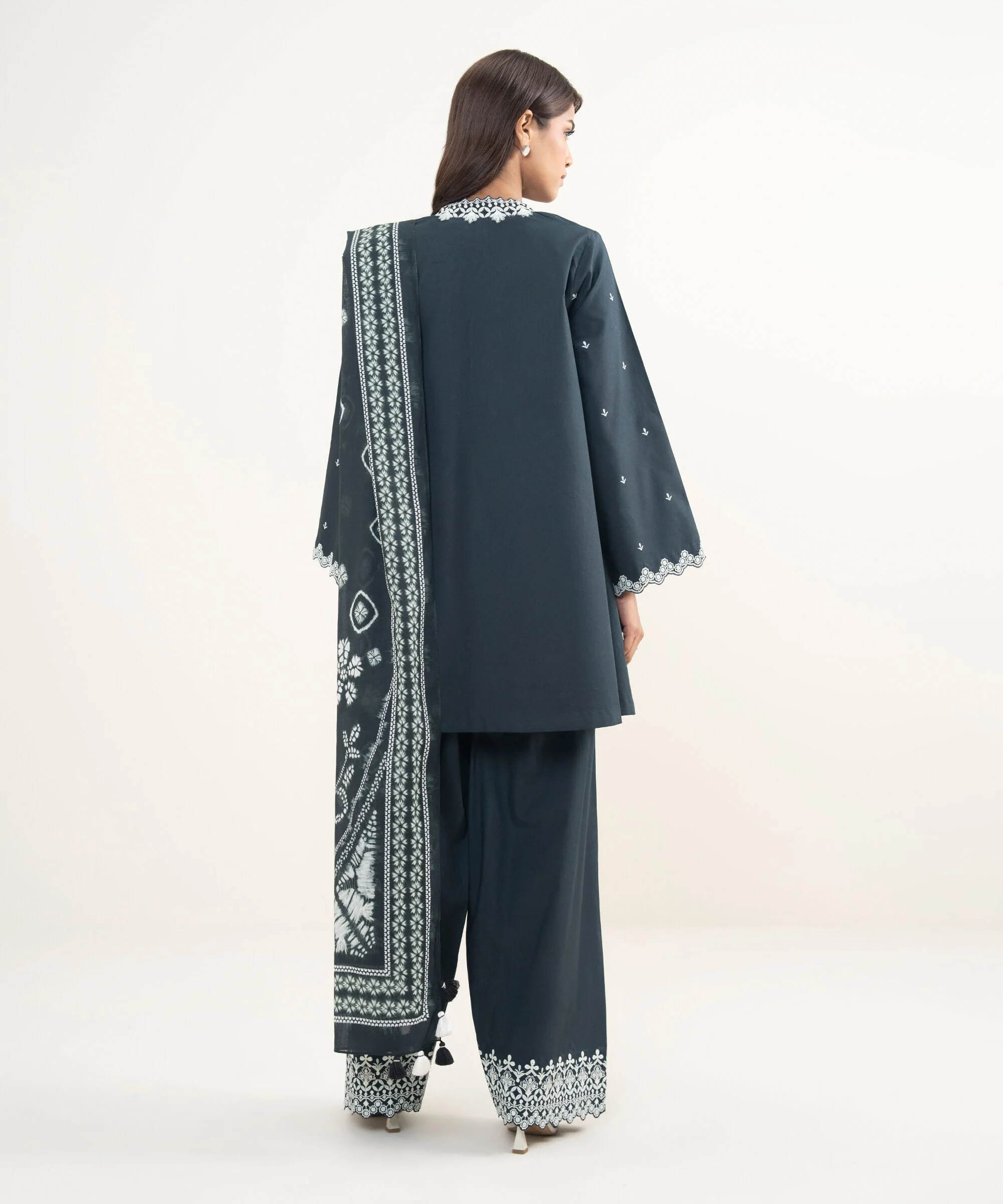 Sapphire Stitched Lawn 3 Piece U3PE-SGS26V3-33 J(80&81) Y(189) - Image 4