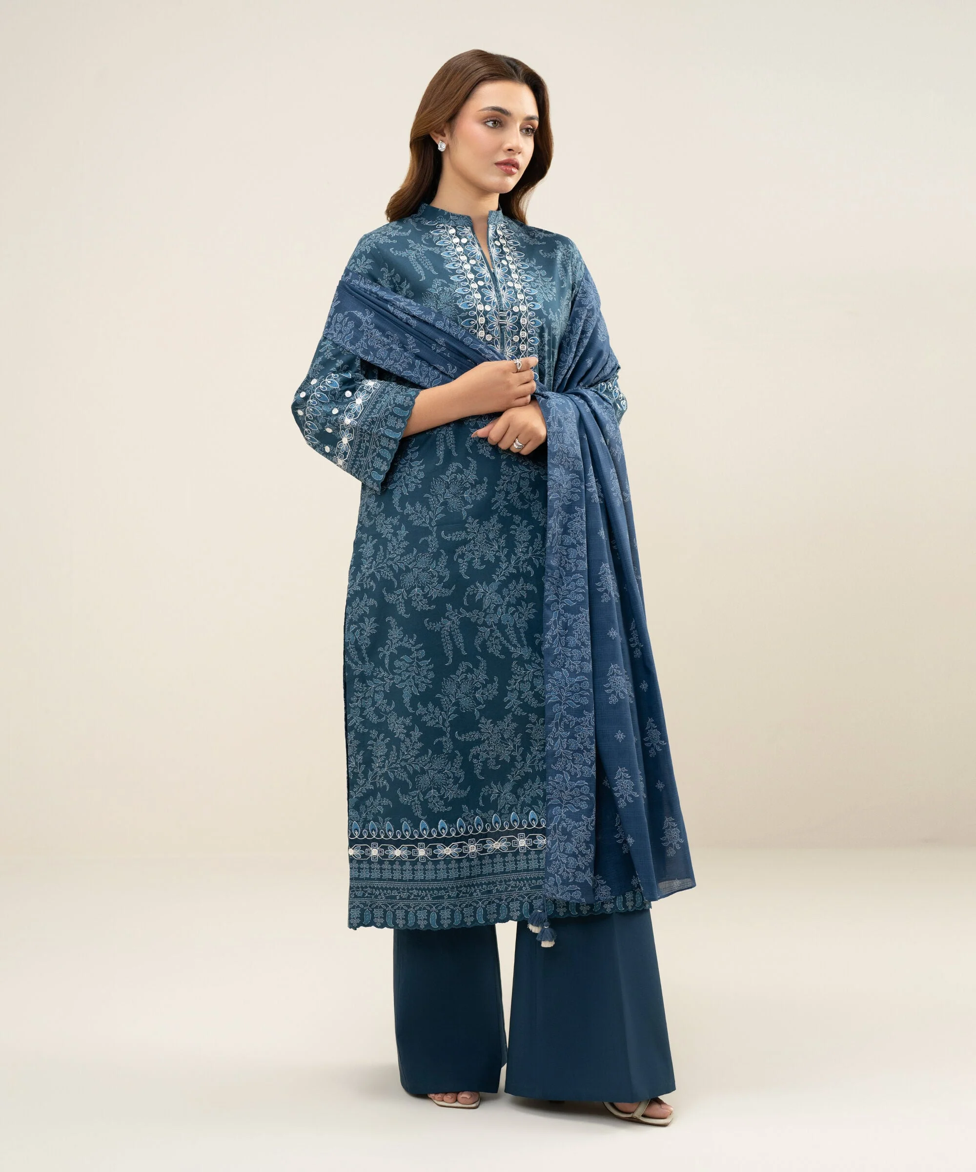Sapphire Stitched Lawn 3 Piece U3PE-SGS26V3-6 J(113) Y154 - Image 4