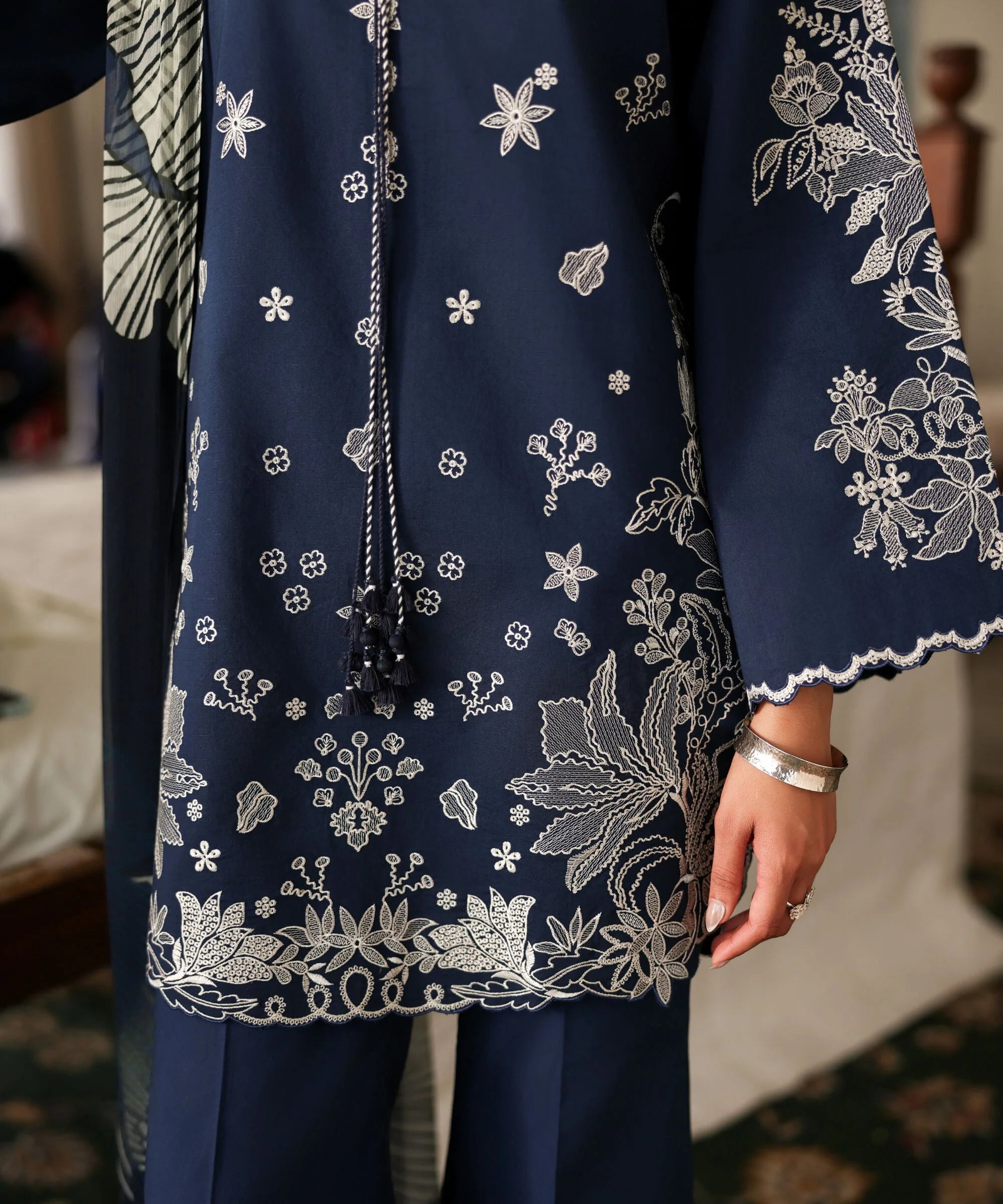 Sapphire Stitched Textured Lawn 3 Piece U3PE-STS26V3-23 J(125) Y152 - Image 3