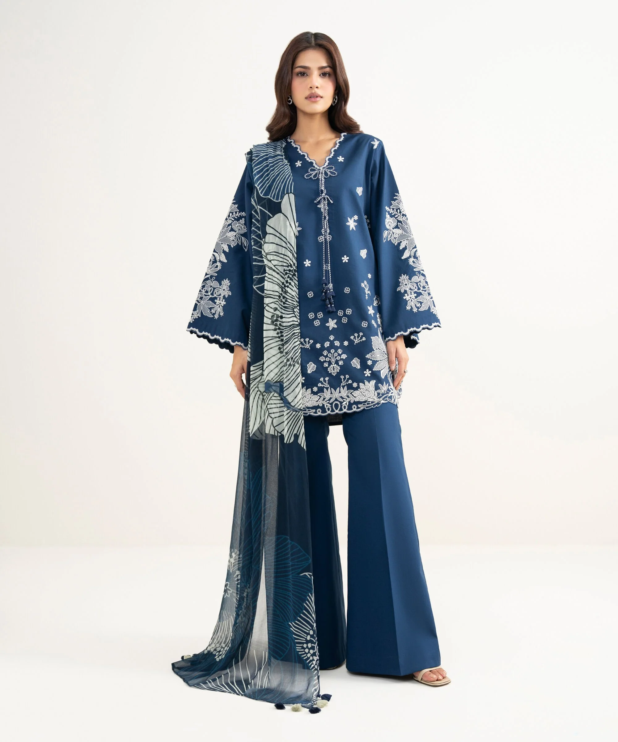 Sapphire Stitched Textured Lawn 3 Piece U3PE-STS26V3-23 J(125) Y152 - Image 4