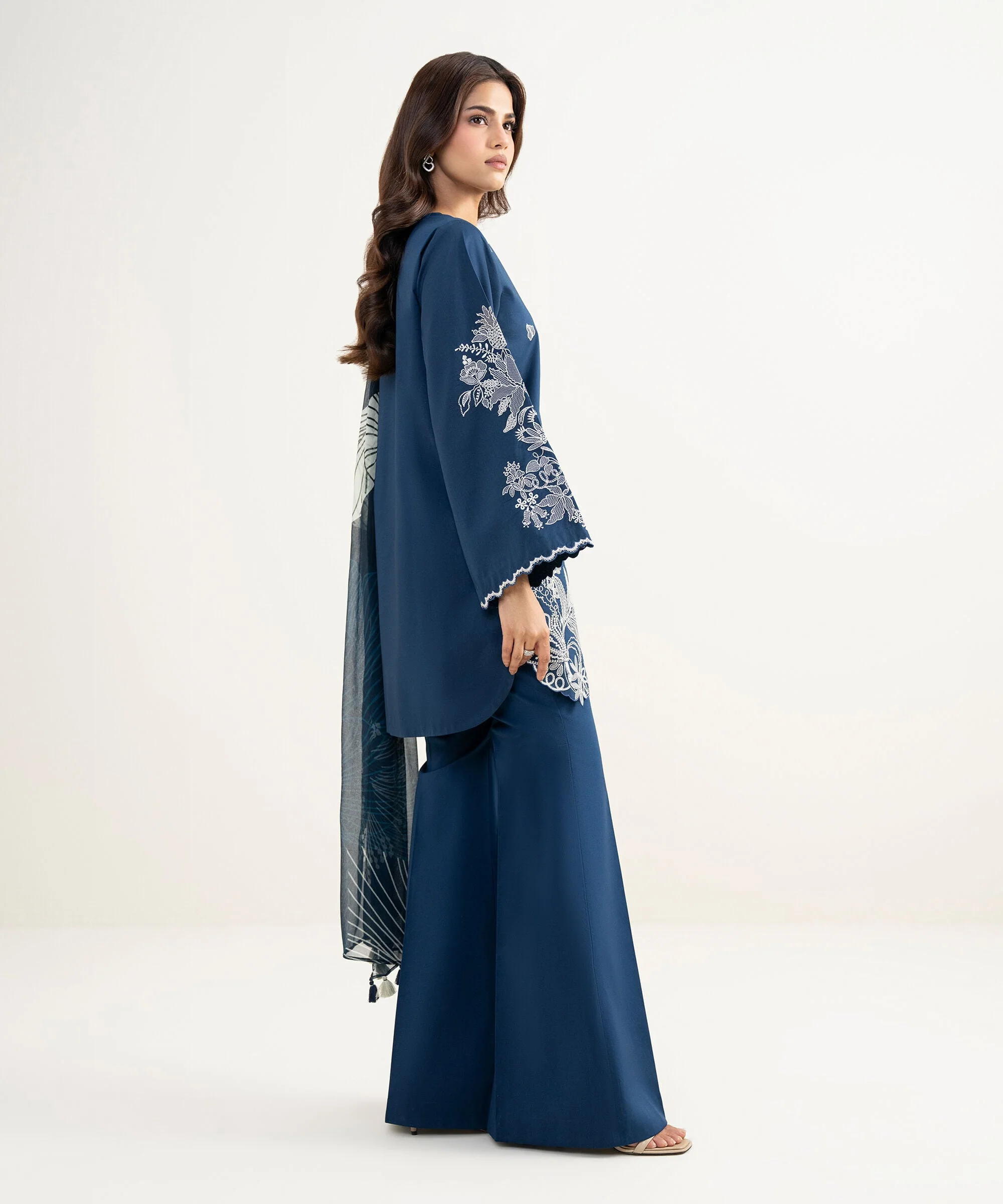 Sapphire Stitched Textured Lawn 3 Piece U3PE-STS26V3-23 J(125) Y152 - Image 5